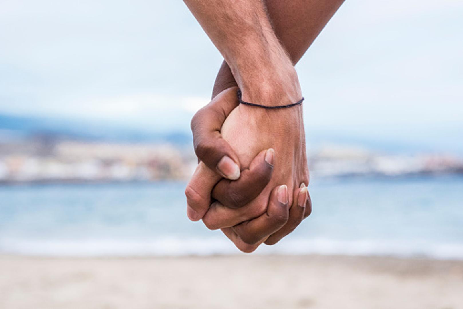 Isprepleteni prsti - Ako se držite za ruke s isprepletnim prstima to je znak da jubav teče vašim venama. Pokazuje i da je vaša veza više bazirana na fizičkom odnosu, ali ljubav, povjerenje i poštivanje je utkano u vaš odnos. 