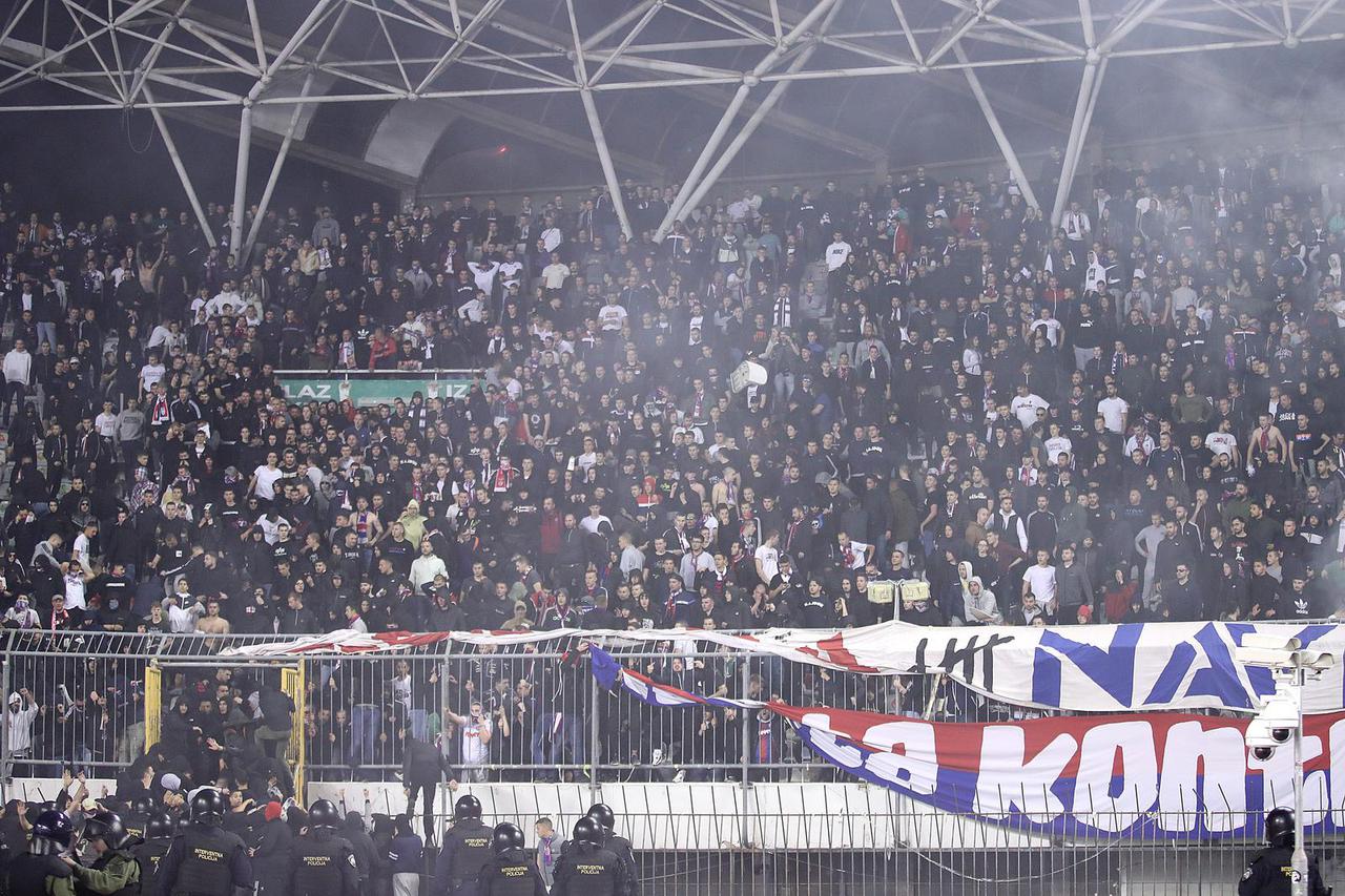 Kaos na Poljudu: Torcida upala na teren, igrači pobjegli u tunel! Specijalci tjerali huligane