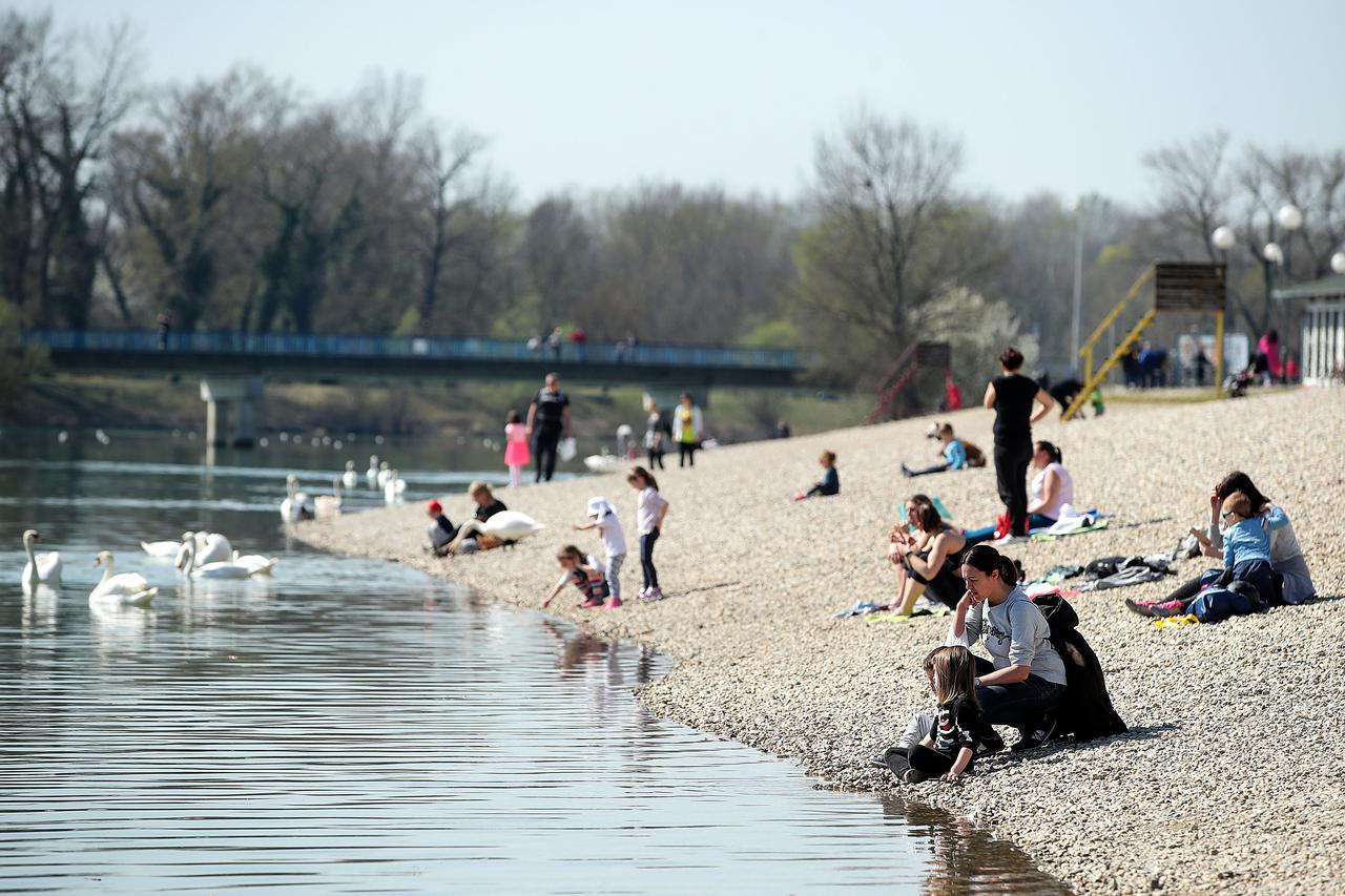 Lijep i sunčan dan građani provode na Jarunu