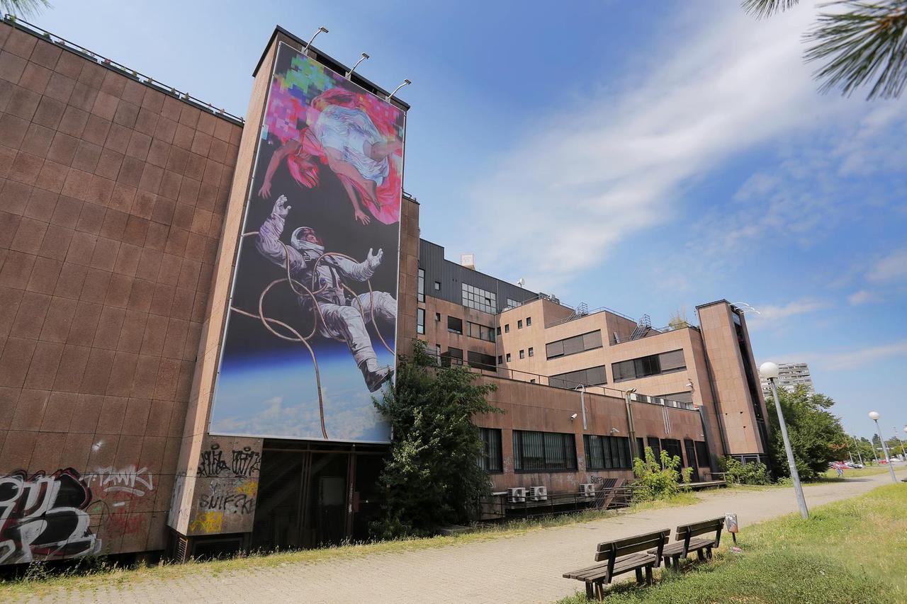 Zagreb: Predstavljanje umjetničkog djela Korine Hunjak na plakatu na pročelju zgrade IT tvrtke CROZ 