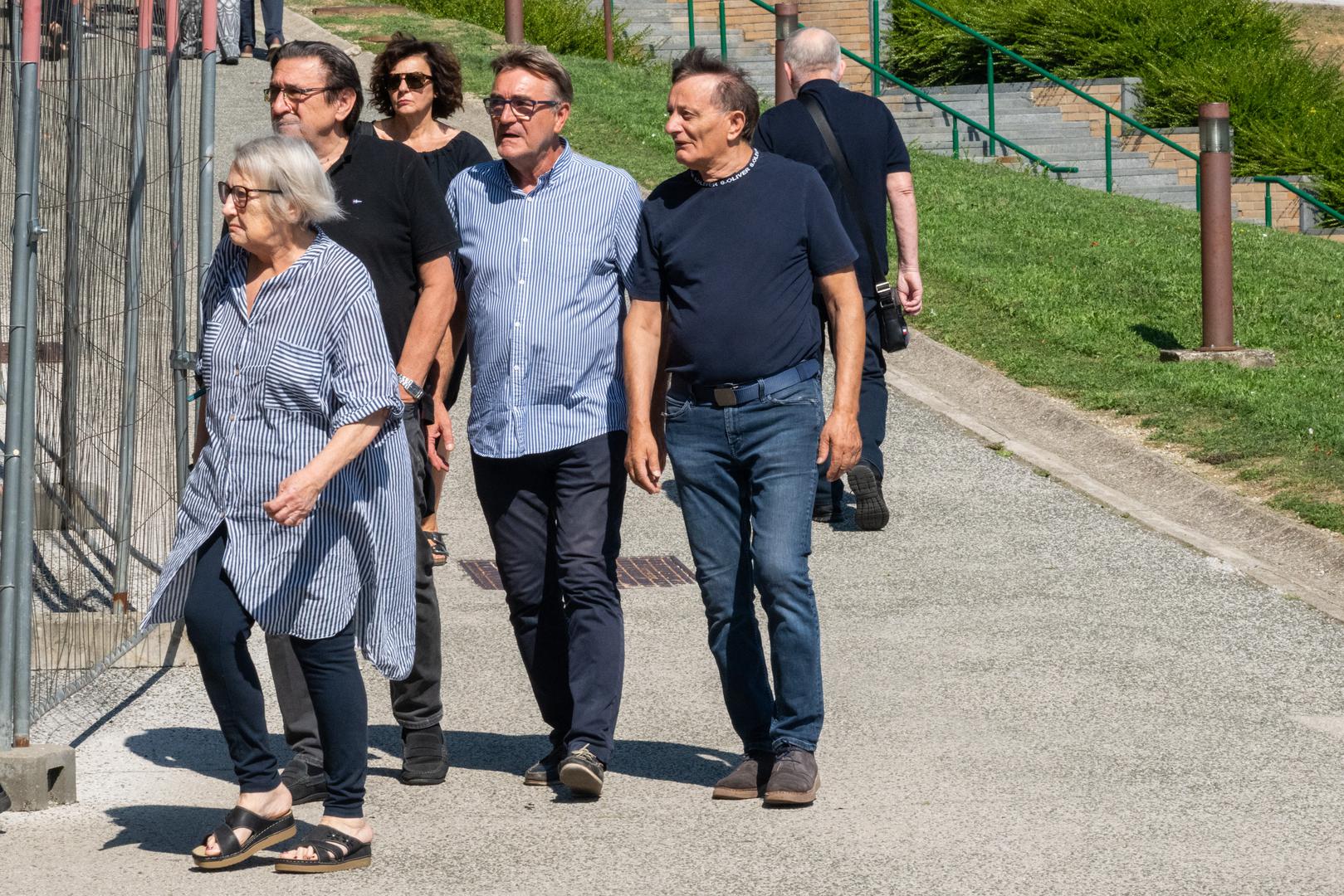 Međutim, nedavno je snimljen na sprovodu glumice Nine Erak. 