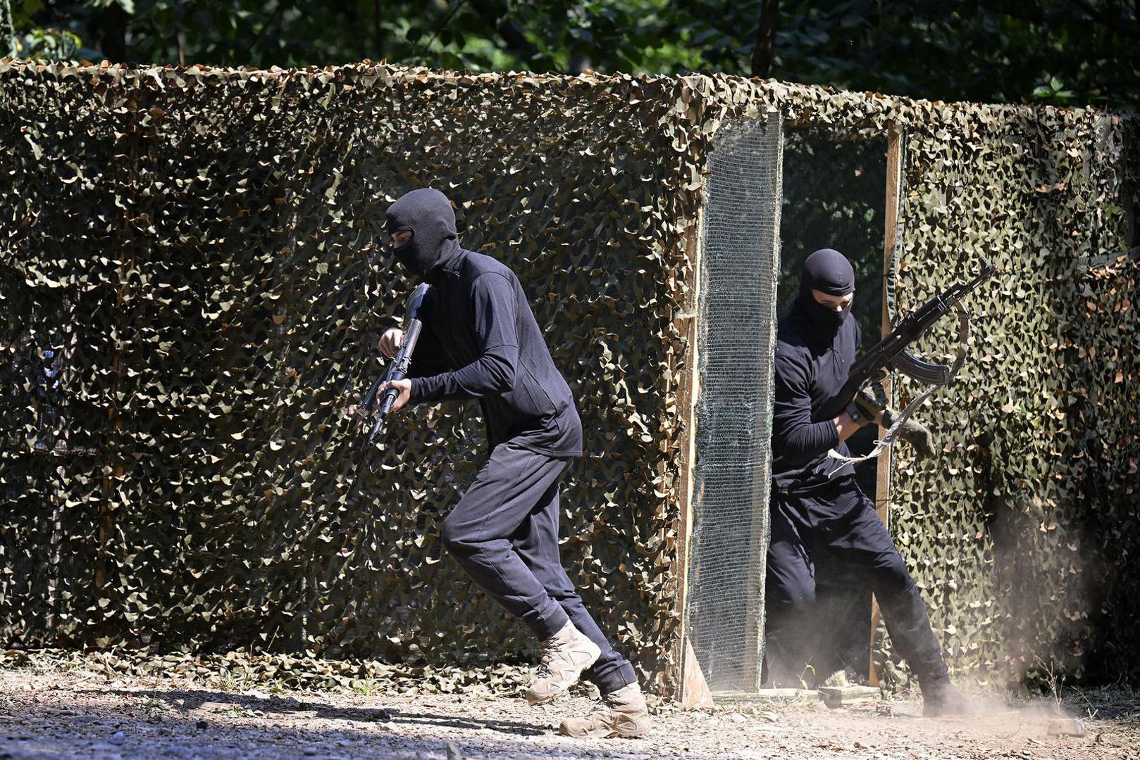 05, September, 2024, Loznica - Tactical training of special units of the Serbian Army "Drina 2024" was held in the area of ​​the Gucevo mountain. Bratislav Gasic, Aleksandar Vucic, Milan Mojsilovic. Photo: Ministarstvo odbrane i vojske Srbije/ATAImages05, septembar, 2024, Loznica  - Odrzana takticka vezba specijalnih jedinica  Vojske Srbije "Drina 2024" u rejonu planine Gucevo. Photo: Ministarstvo odbrane i vojske Srbije/ATAImages Photo: Ministarstvo odbrane i vojske Srbije/ATAImages/PIXSELL