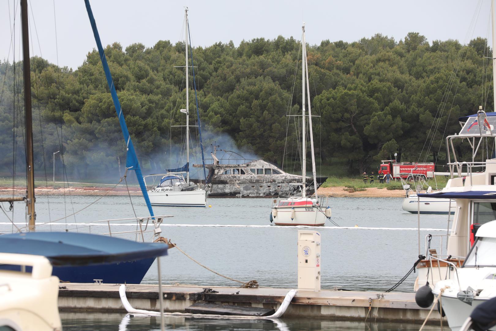  U velikom požaru koji je rano jutros buknuo u marini u Medulinu izgorjela su 22 plovila, požar je nešto prije 7 sati stavljen pod kontrolu. 