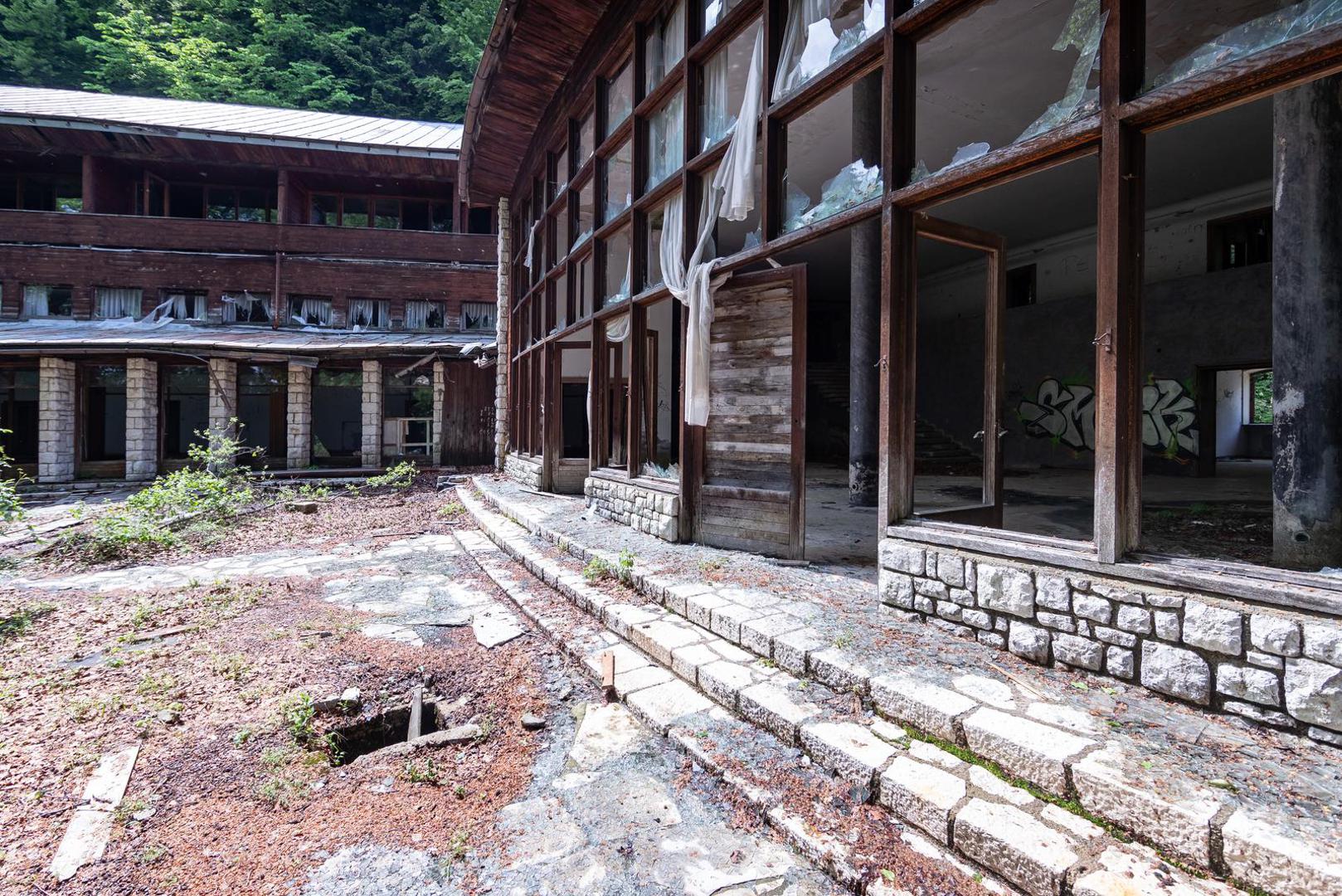 Iz nje je odneseno sve što je imalo vrijednost – od skupocjenog namještaja do bakrenih kabela iz zidova. Danas je ova nekadašnja ljepotica tek opasna ruševina išarana grafitima, nijemi svjedok turbulentne prošlosti i ljudskog nemara.