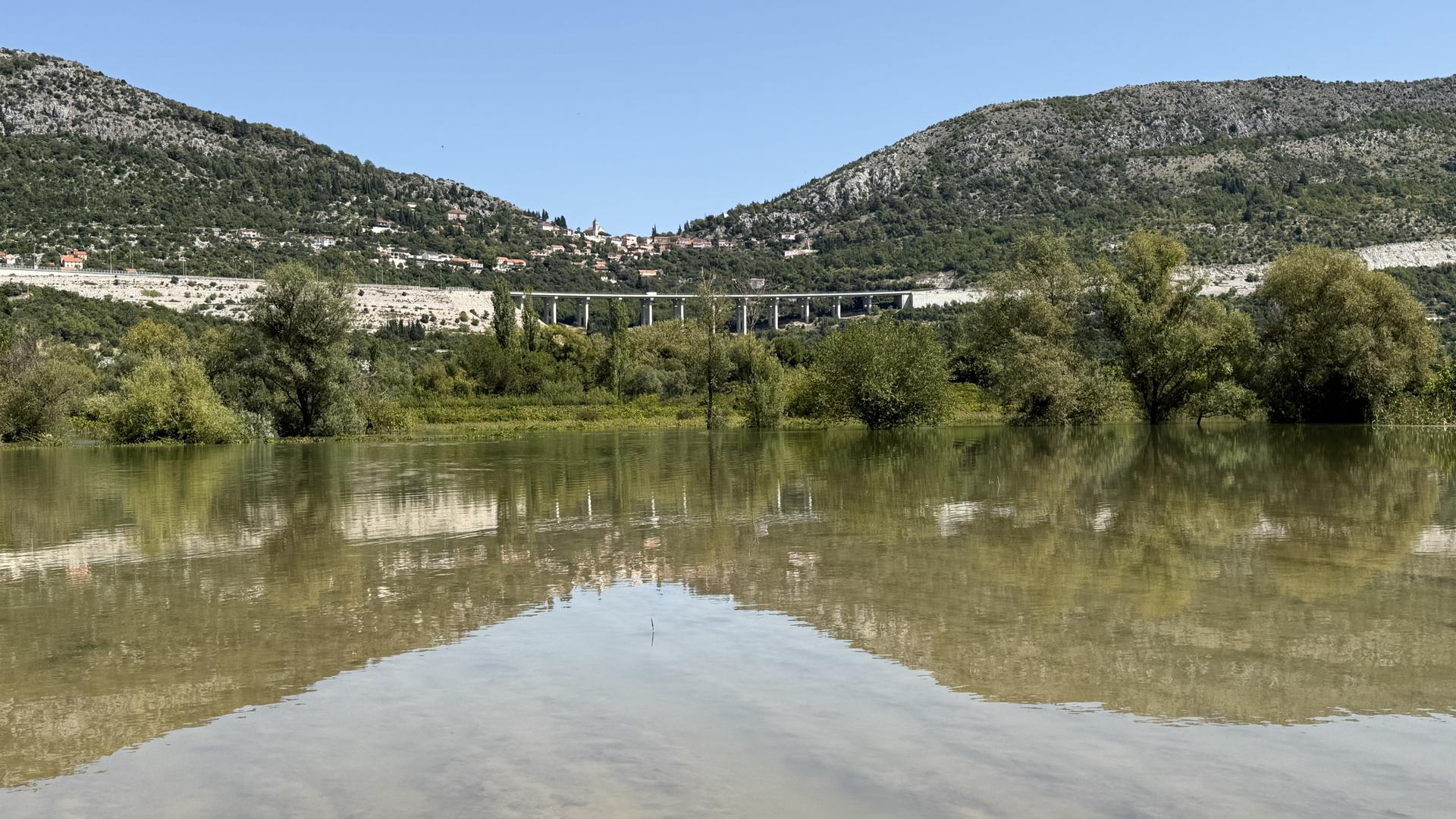 Snažno nevrijeme izazvalo je brojne probleme diljem Jadrana, a najjači grmljavinski pljuskovi pogodili su jug Hrvatske, točnije Dubrovačko-neretvansku županiju. 