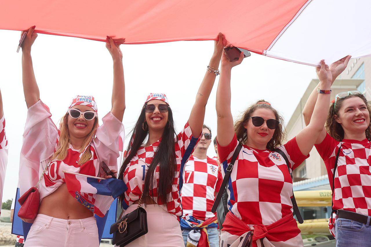 KATAR 2022 - Hrvatski navijači ponovno s divovskom zastavom na plaži ispred hotela Hilton Doha