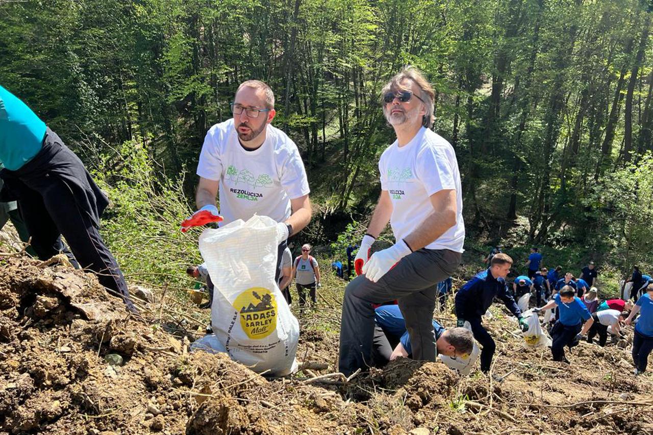 I gradonačelnik Zagreba Tomislav Tomašević se uključio u ekološku akciju čišćenja u sklopu Večernjakovog projekta Rezolucija Zemlja