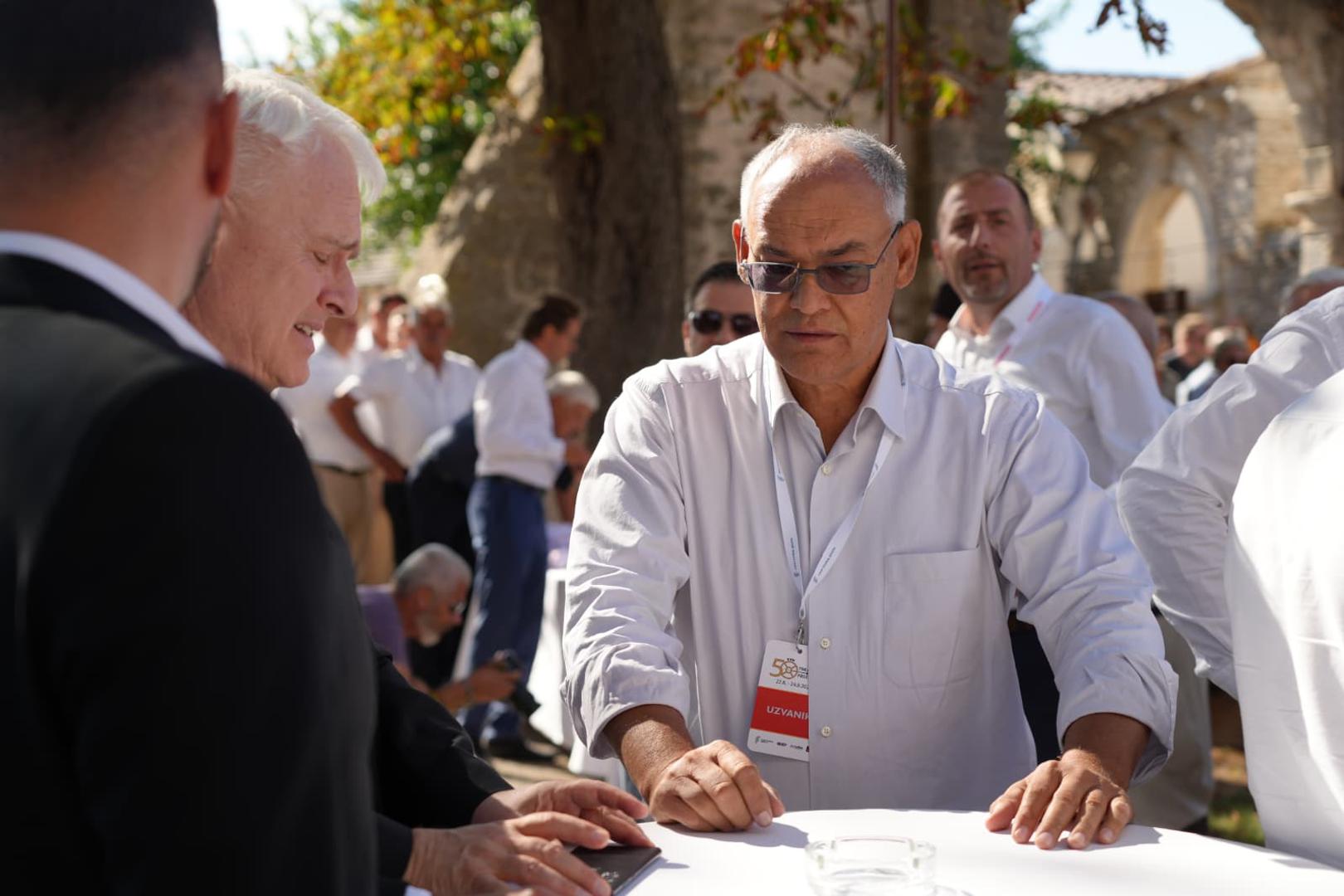 Glavna utrka, u kojoj će se 16 konjanika boriti za titulu slavodobitnika, krenula je u 17 sati, a poseban uvod u natjecanje priredili su padobranci koji su donijeli prstenac i izazvali oduševljenje publike.
