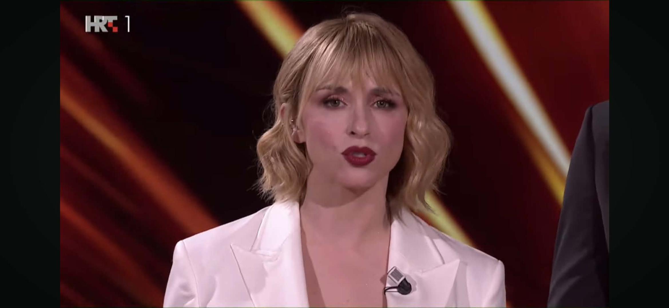 U HRT-ovim studijima na Prisavlju održava je veliko finale Dore 2026., a kroz napetu večer publiku i natjecatelje vode dva provjerena voditeljska para. Dugogodišnji tandem Barbara Kolar i Duško Ćurlić, zaštitna lica natjecanja, ponovno je udružio snage s Ivom Šulentić i Ivanom Vukušićem, poznatima iz showa The Voice. Dok su oči javnosti usmjerene na šesnaest finalista koji se bore za put na Eurosong, ništa manje pažnje nisu privukle ni modne kombinacije voditeljica, koje su za finalnu večer pripremile potpuno suprotne stilove.