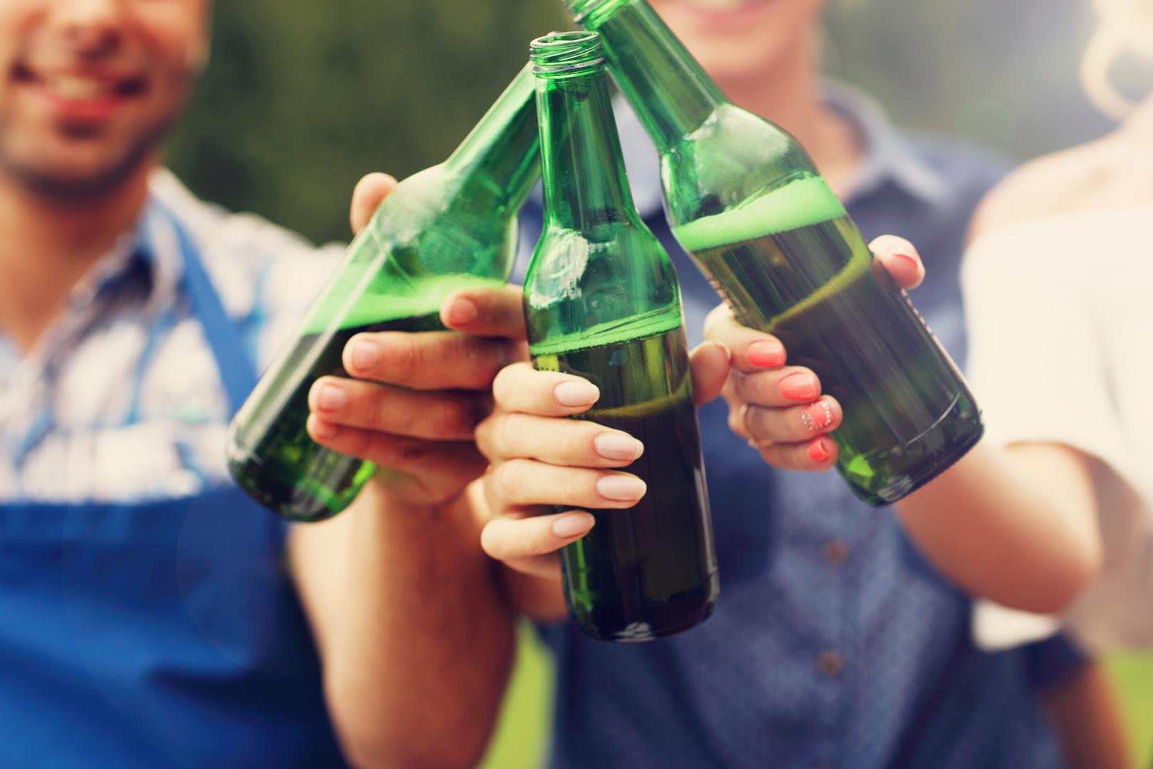Tvrdi da pivo uvijek trebate piti iz čaše i dozvoliti da se razvije pjena jer će se u suprotnom taj proces oslobađanja CO2 dogoditi u vašem želucu i može uzrokovati spomenute probleme. Zašto riskirati?