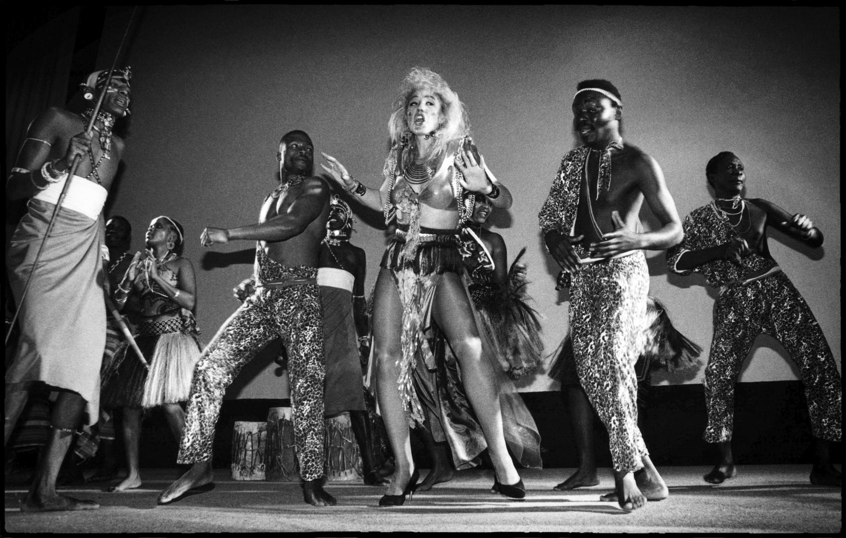 U modnom smislu je bila razigrana: puno šljokica, kratkih haljina, isticanja figure...