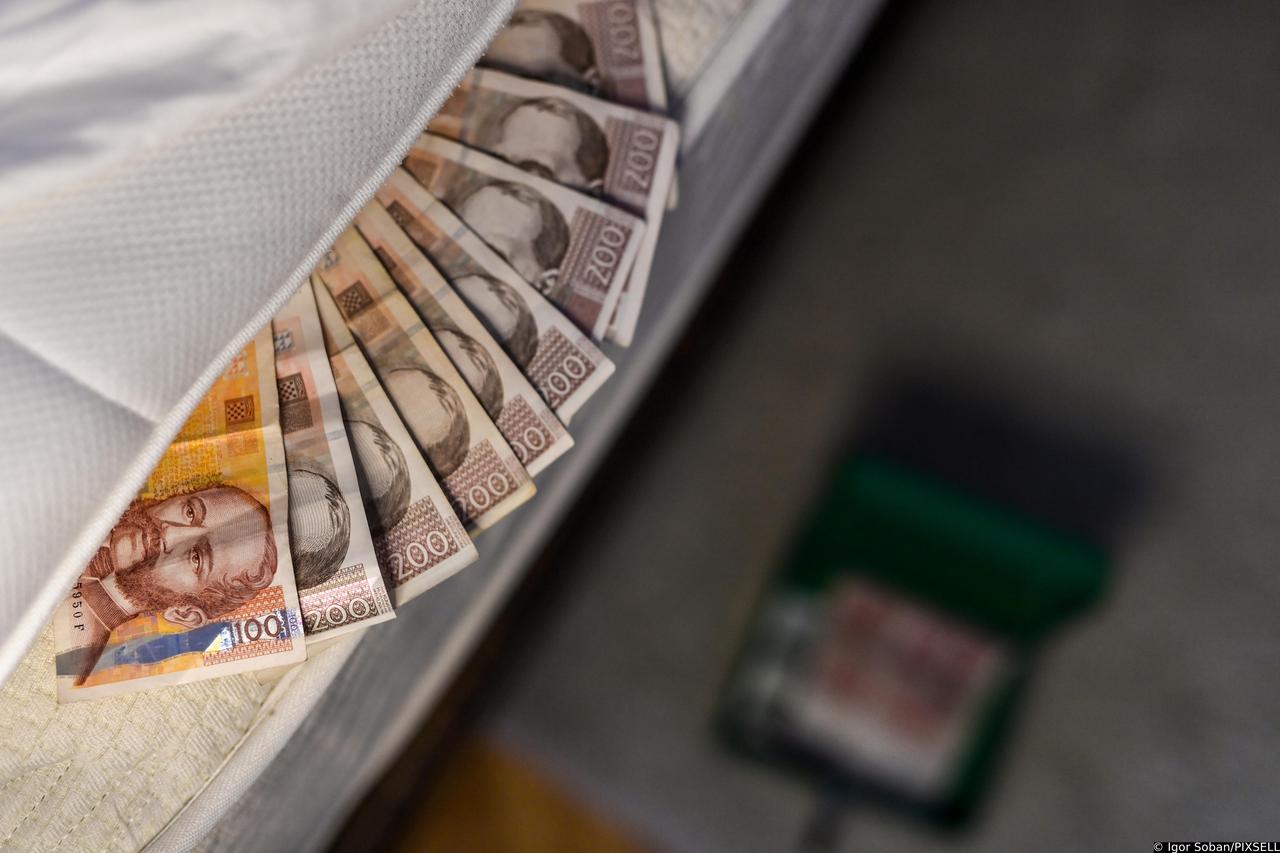 Premijer Plenković pozvao građane da već sad novac koji drže doma polože u banke