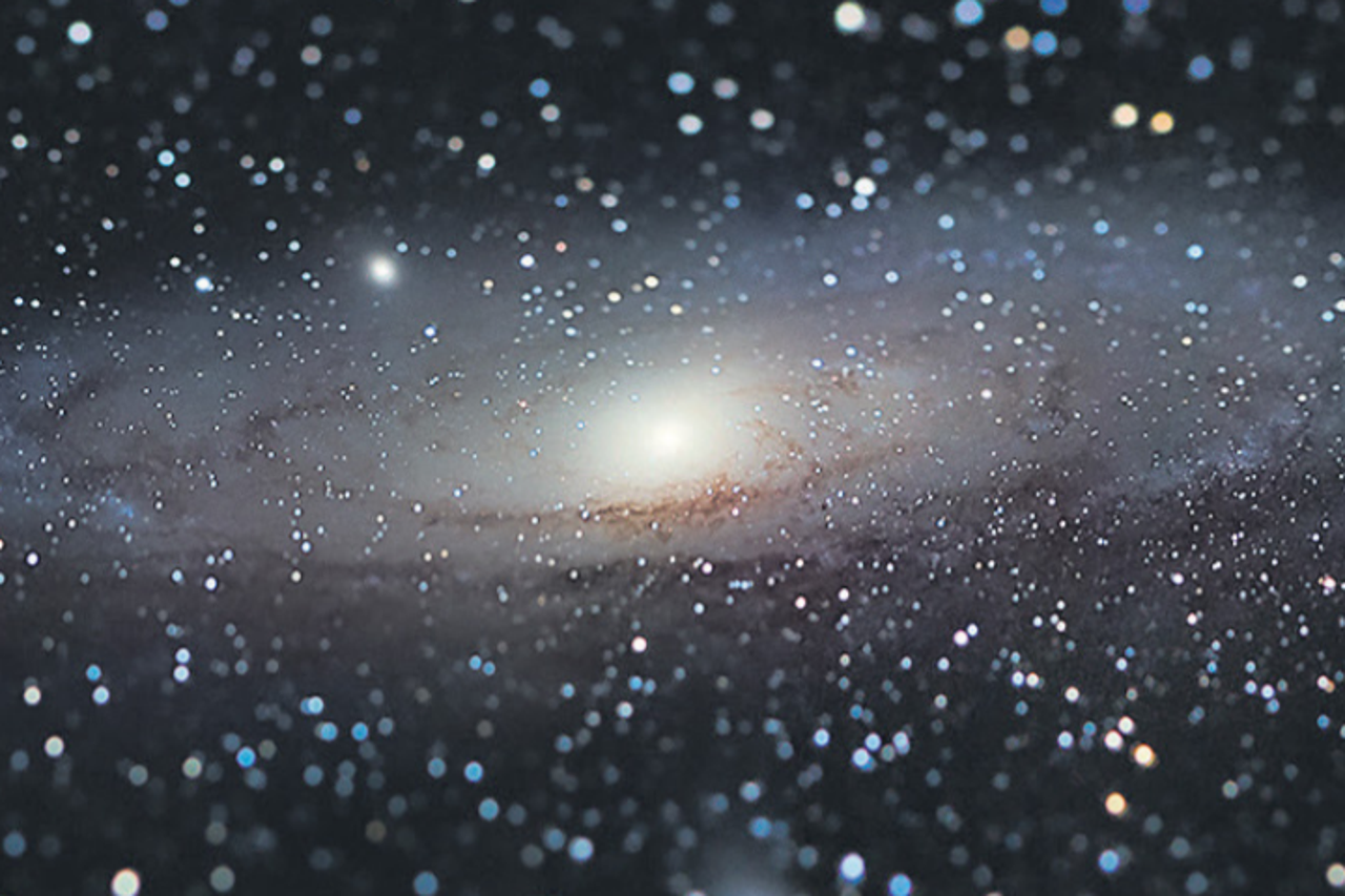 Žiri britanskog Kraljevskog opservatorija ocijenio je kako udaljena galaksija Andromeda na fotografiji izgleda kao da je nadohvat ruke