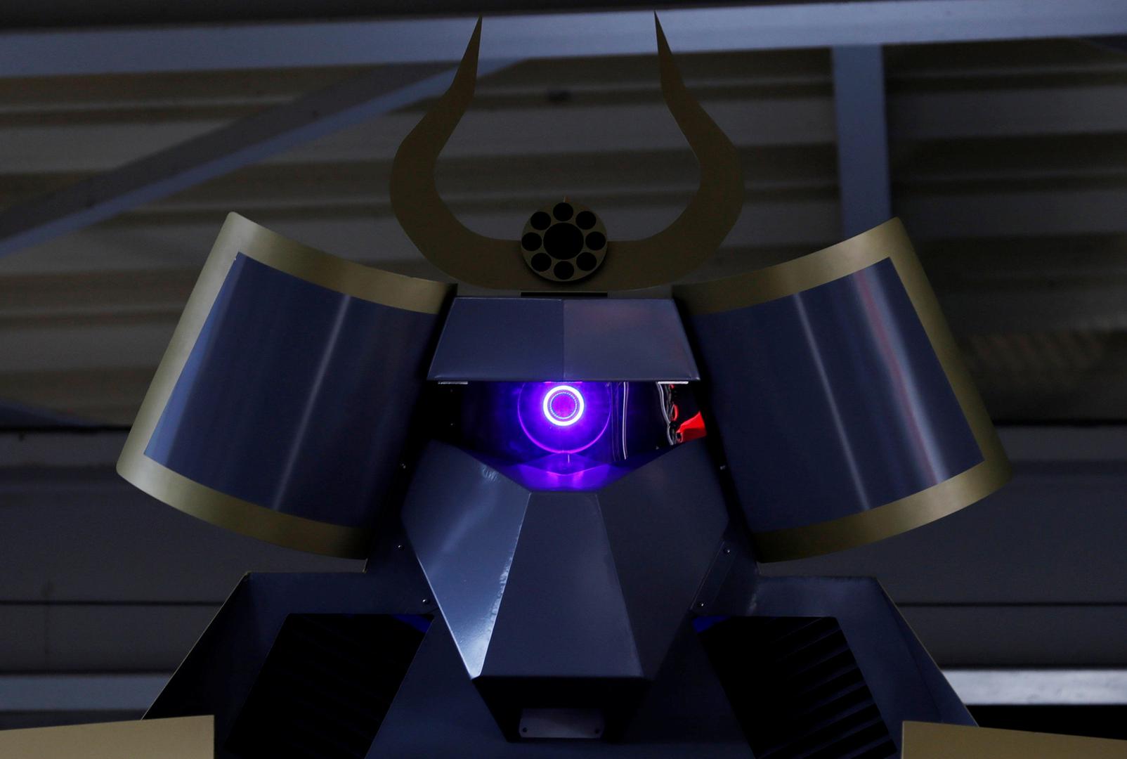  LW-Mononofu je visok čak osam i pol metara, a dvonogi robot težak je čak sedam tona. 