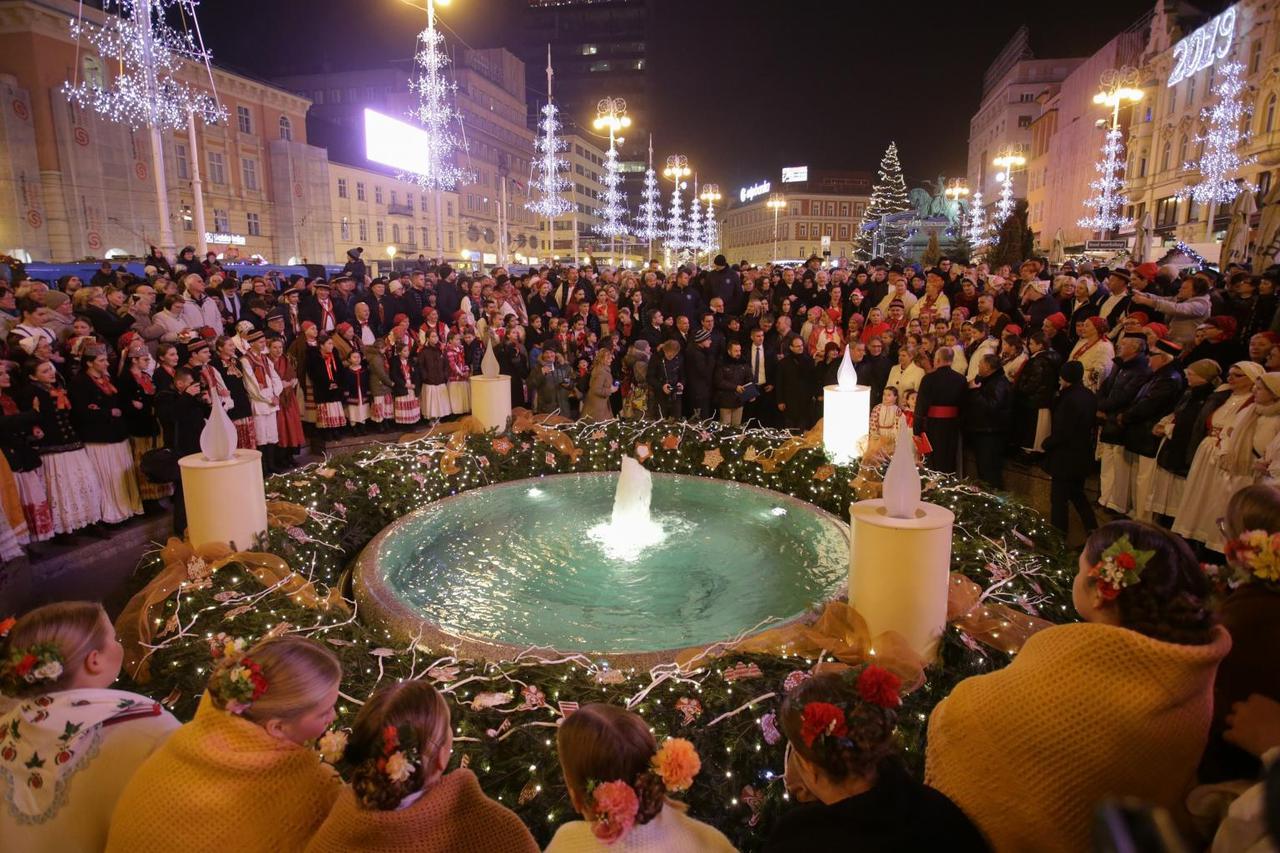 Upaljena prva adventske svijeće na vijencu oko Manduševca