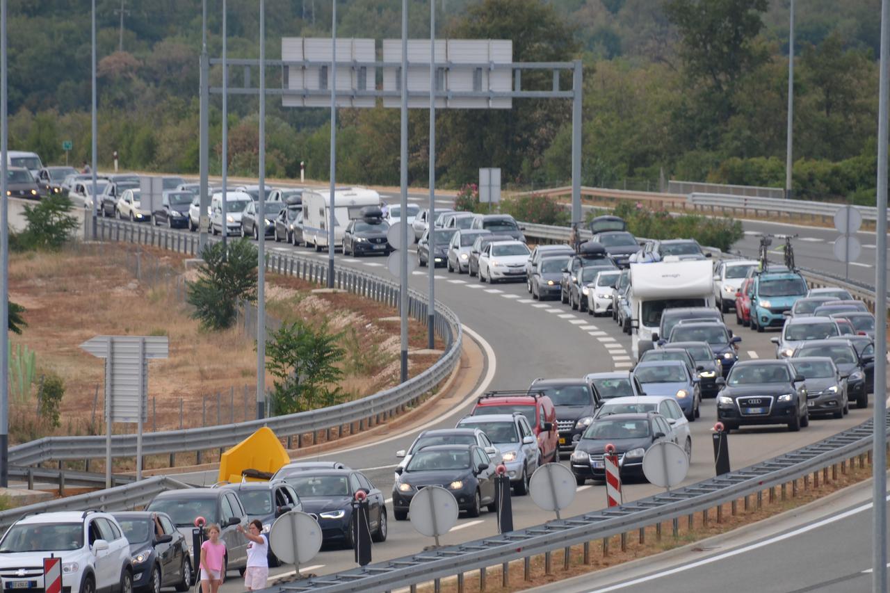Gužve na cestama, granični prijelaz Kaštel