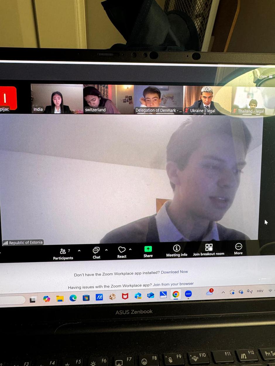 Učenici Prve privatne gimnazije s pravom javnosti