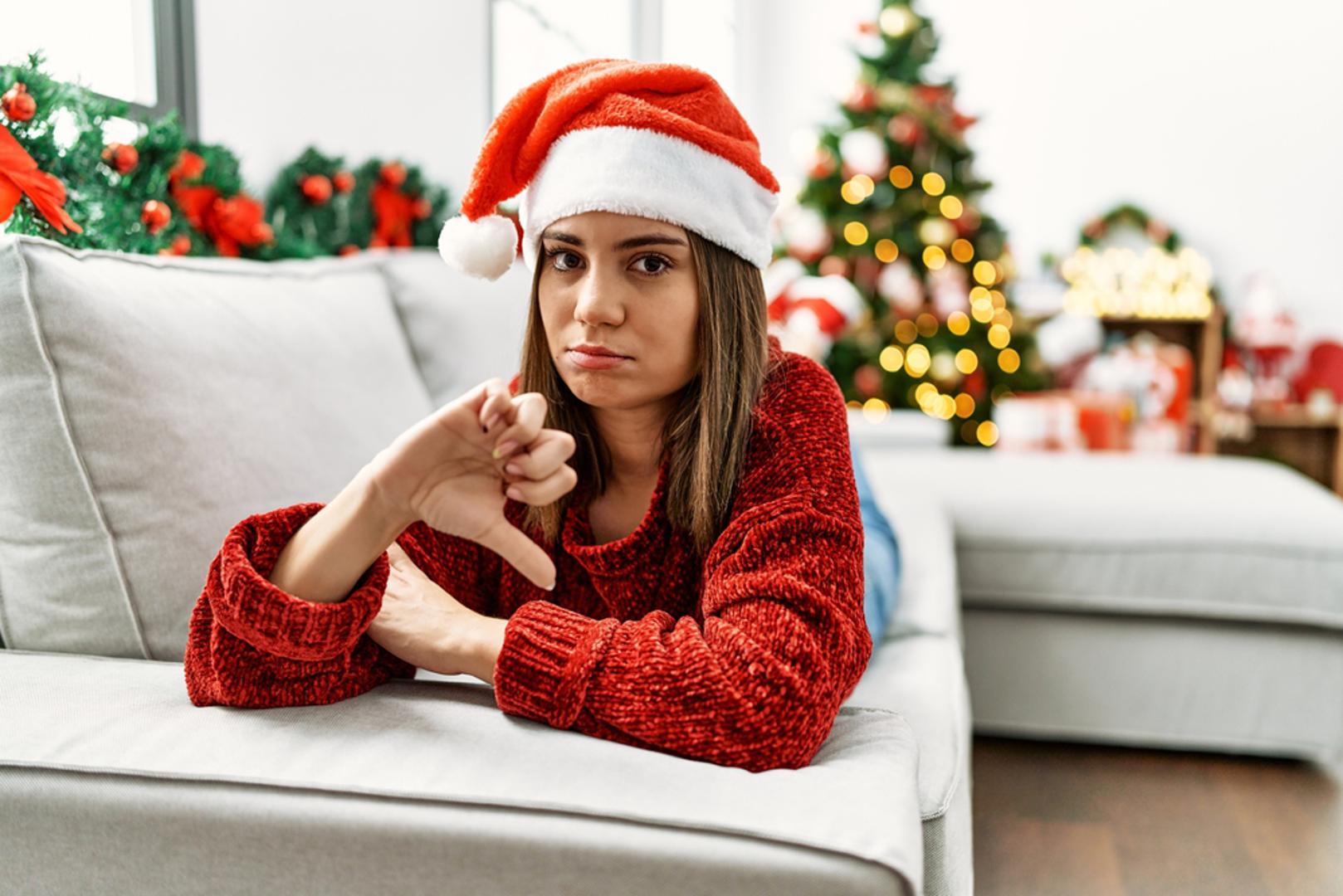 Jarac: Jarac prosinac doživljava kao sezonu rokova, troškova i odgovornosti, a ne kao mjesec opuštanja. Komercijalni pritisak i razbacivanje mu idu na živce jer voli smisao, mjeru i plan. Adventska događanja rado bi preskočio ako mu ne donose konkretnu vrijednost ili mirno druženje s bliskim ljudima. Njegov unutarnji Grinch obično se javlja kad shvati da se od njega očekuje da 'uživa' po rasporedu.