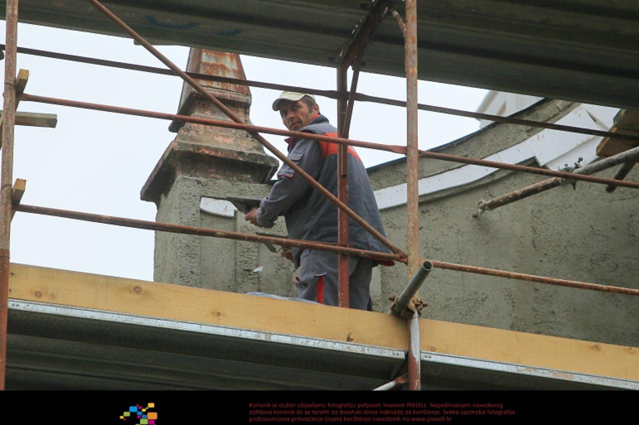 '10.10.2012., Koprivnica - Zidari obnavljaju procelje pravoslavne crkve Sv. Trojice u sredistu grada. Obnavljanje je dio redovitog ulaganja u odrzavanje crkvenih objekata, koje sufinanciraju Ministars