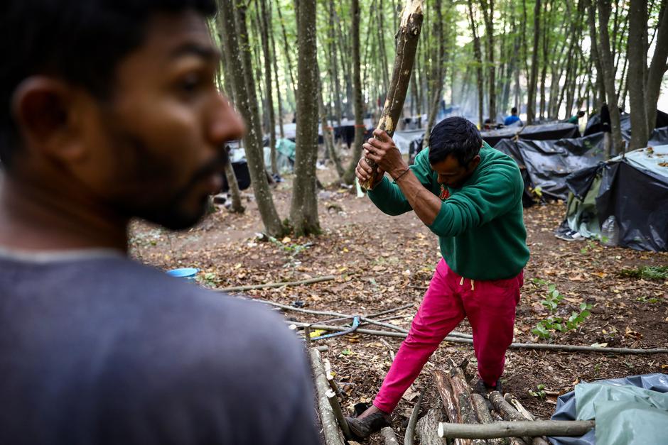 Migranti formirali novi kamp u šumama iznad Mirala u Velikoj Kladuši