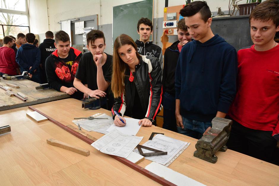 01.03.2016., Nova Gradiska - Ucenica Anita Vidic (16) dizajnirala je u svijetu dosad nevidjeno solarno vozilo kojim zeli pobijediti na utrci u Sisku. Photo: Ivica Galovic/ PIXSELL