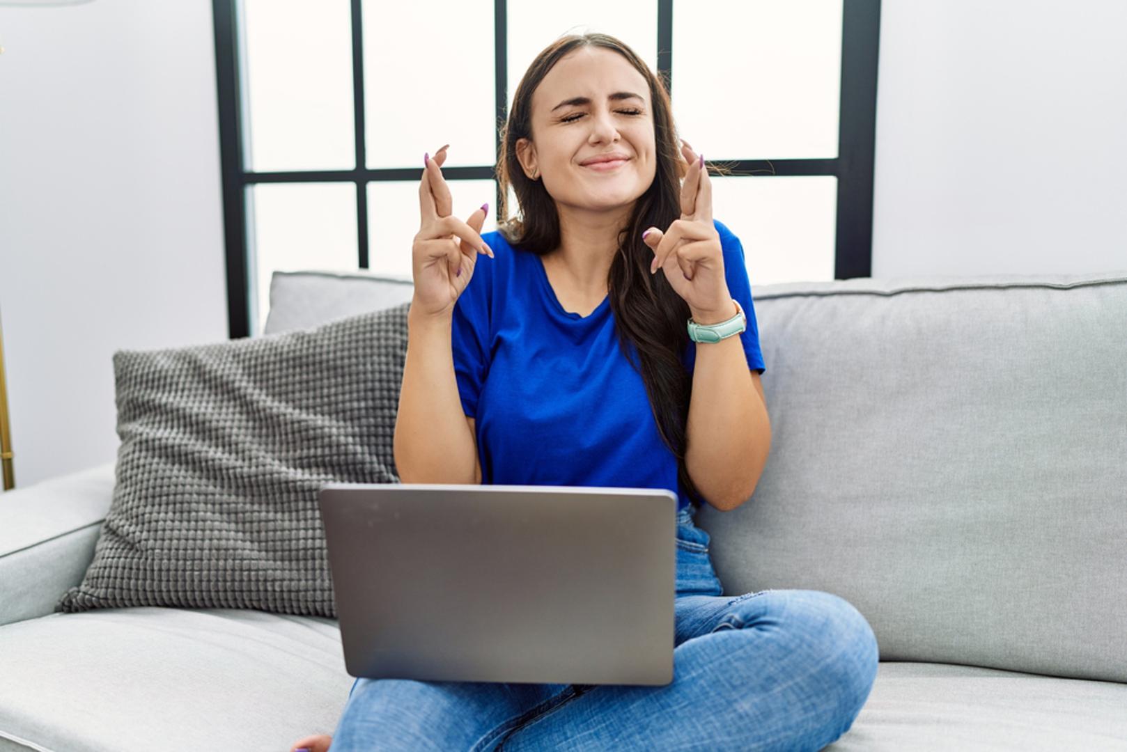 Praznovjerja i rituali: Kucanje u drvo, izbjegavanje crne mačke ili bacanje soli preko ramena djeluje smiješno, no povezani su s starim potrebom za prepoznavanjem obrazaca. U nepredvidivom svijetu bolje je bilo 'pogriješiti' i pretpostaviti opasnost nego ignorirati signal koji je mogao značiti predatora. Ritual daje osjećaj kontrole i smiruje tjeskobu, pa zato opstaje kao evolucijska 'mrvica utjehe' kad god smo nesigurni.