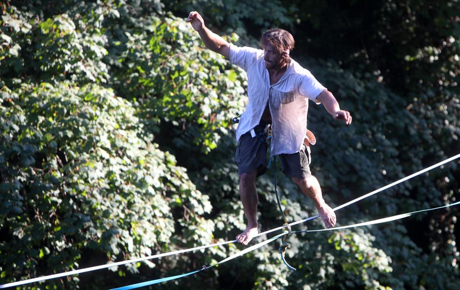 Slunjanin Darko Matešić hodajući po sajli iznad Korane prava je atrakcija turistima