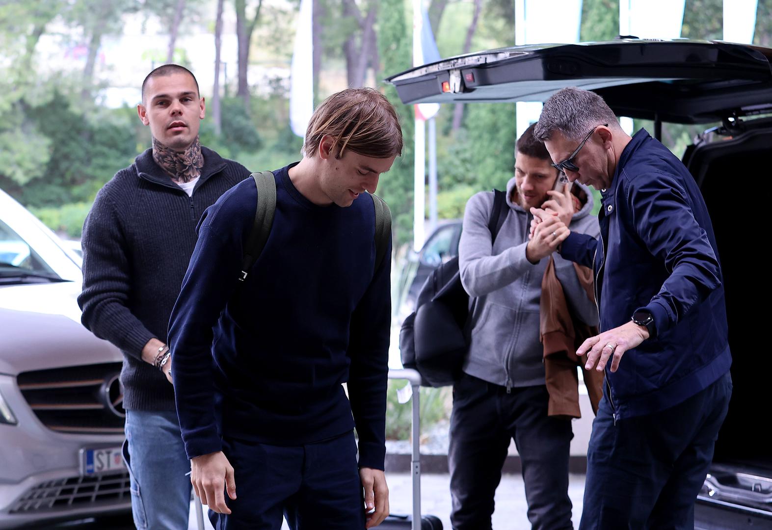 Mladi vratar hrvatske nogometne reprezentacije, Dominik Kotarski (25), privukao je veliku pozornost na nedavnom okupljanju Vatrenih u Splitu. Iako je stigao u luksuznom automobilu, svi su pogledi bili usmjereni na njegovu novu tetovažu koja prekriva cijeli vrat. No, iza impresivnog izgleda i sportskih uspjeha krije se i zanimljiva priča o ljubavi i podršci.