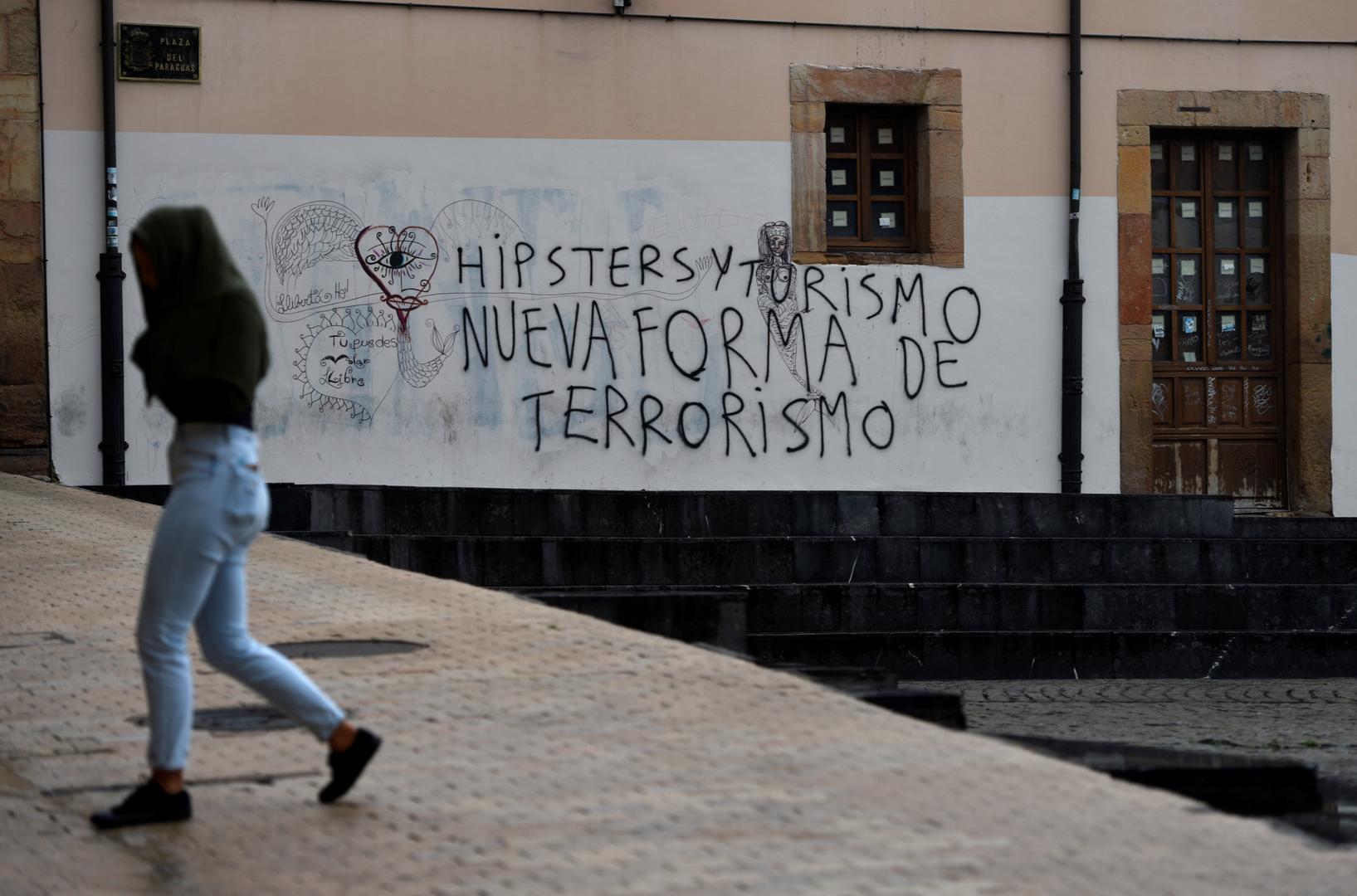 U španjolskom gradu Oviedu netko je napisao grafit "Hipsteri i turizam, nova forma terorizma".