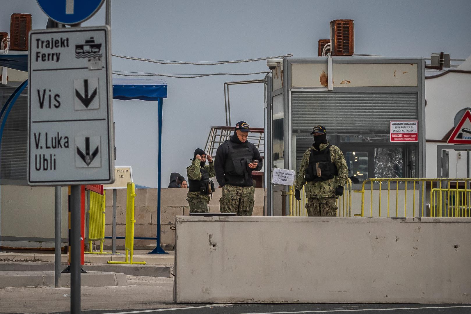 Prema riječima sugovornika koji prate kretanja broda, nakon prošlog boravka u Splitu nosač je plovio prema Latinskoj Americi, zatim prema Bliskom istoku, a tijekom misije zabilježen je i požar na brodu. Nakon intervencija i kraćih zaustavljanja, posada je ponovno dobila priliku za odmor upravo u Splitu.

