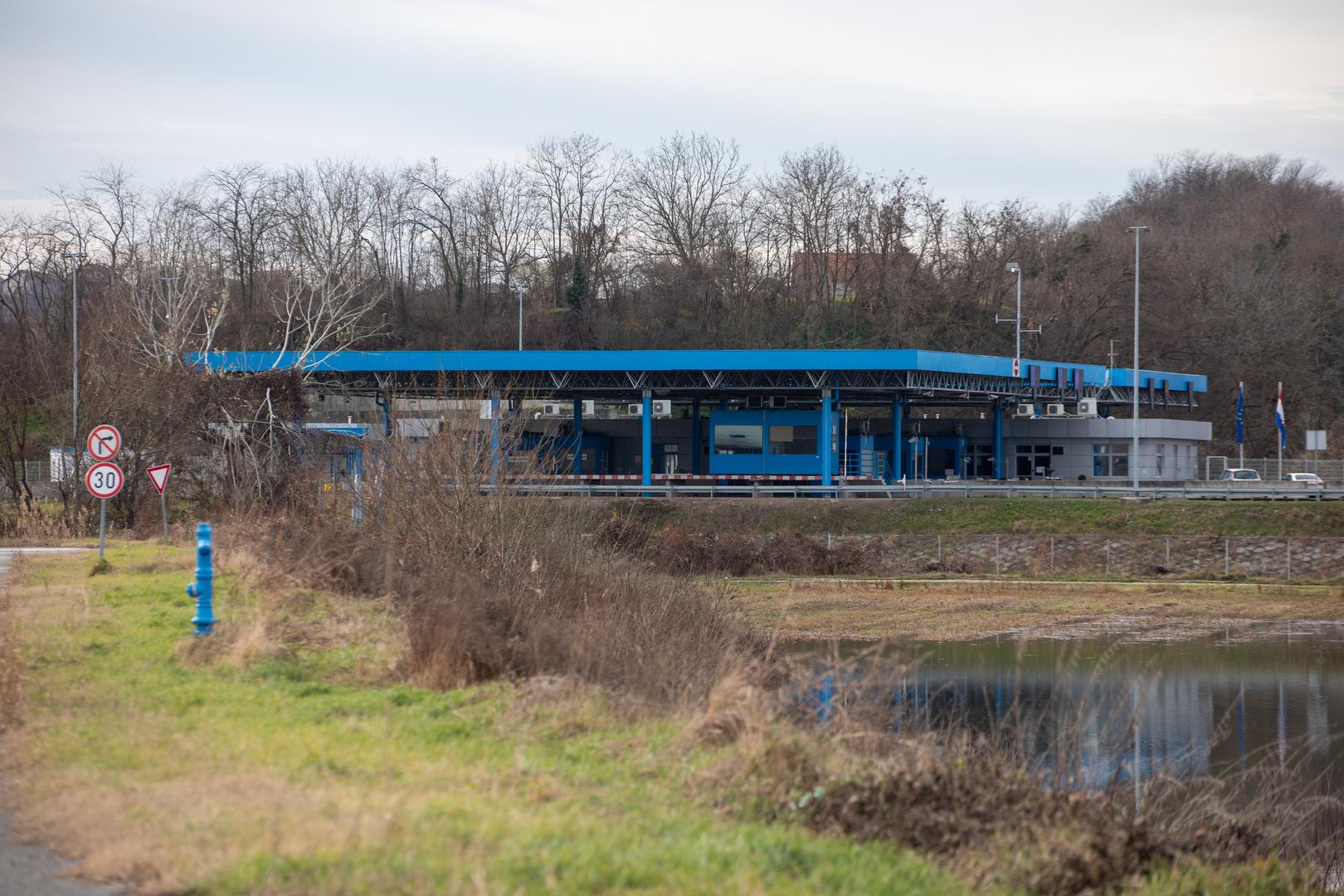 U ranim jutarnjim satima, noćas oko 1:55 sati, njemački teretni brod koji je prevozio teret u baržama udario je u stup mosta između Iloka i Bačke Palanke.