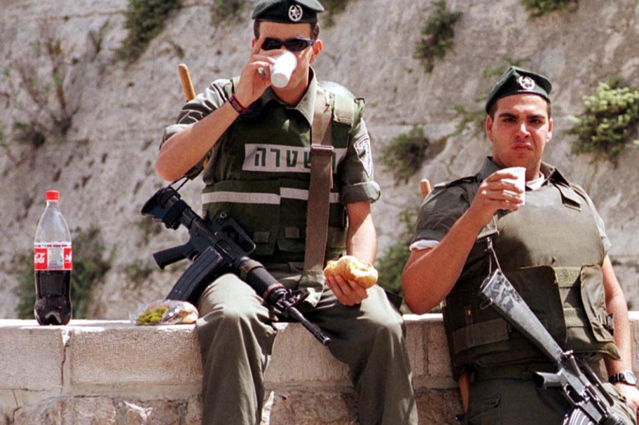 \'za dup   25.5.99. eurosong izrael- izraelski vojnicis automatima i u pancirkama krijepe se cocacolom i sendvicima dok cekaju da obavimo shoping.........snimio sinisa hancic\'