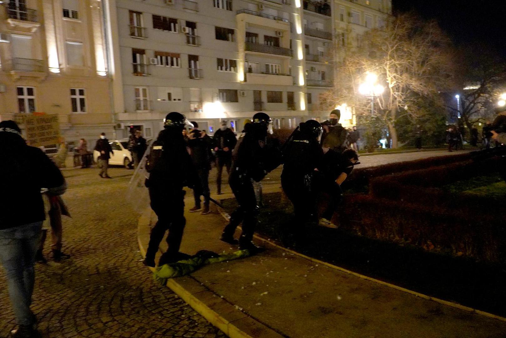 Jake snage srbijanske policije intervenirale su u nedjelju navečer ispred  institucija u Beogradu i rastjerale prosvjednike. 