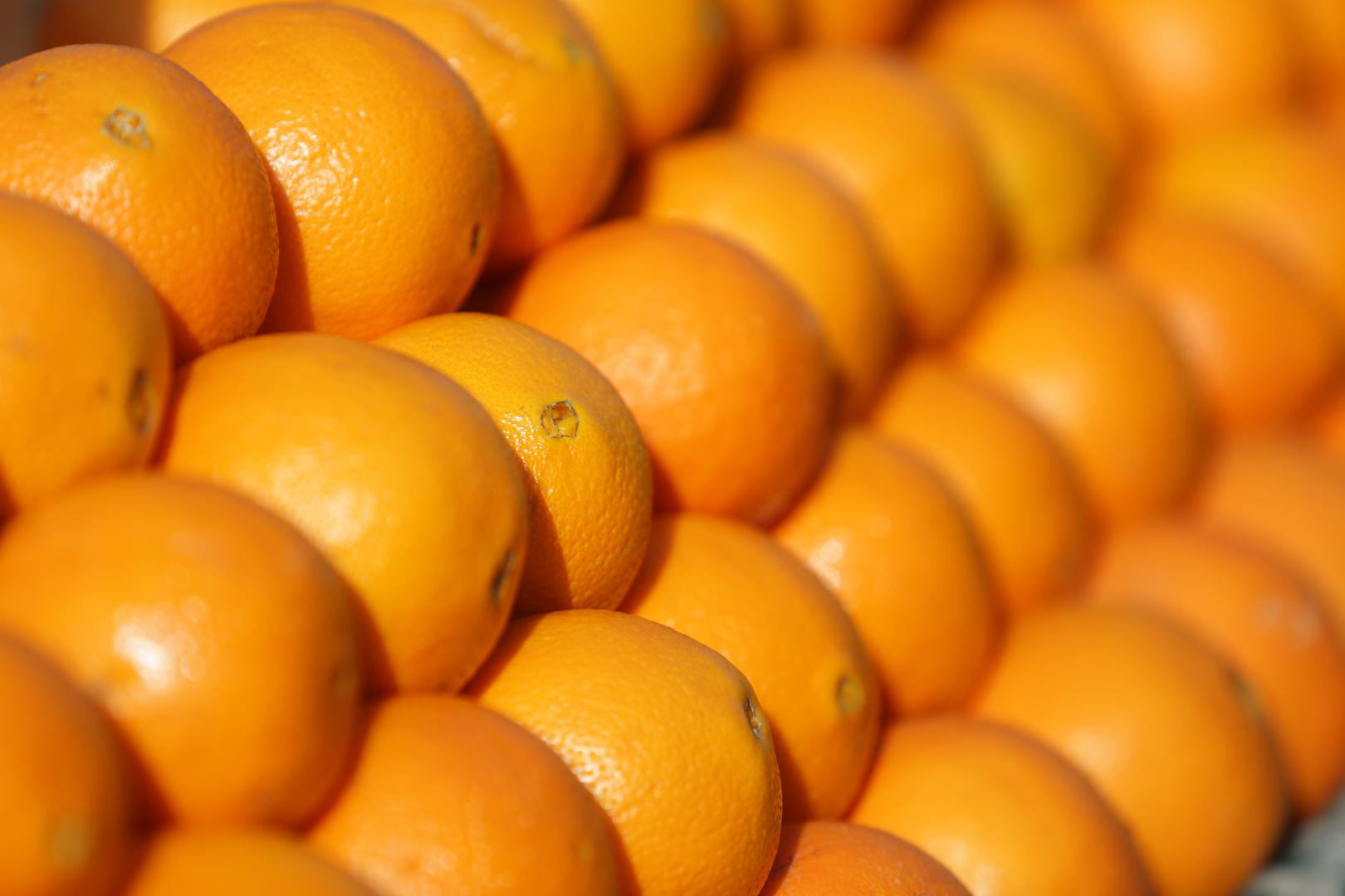 1. CITRUSI - Naranče, grejp, limun i limeta čine nevjerojatan koktel. Vitamin C pomaže vašoj koži da proizvede kolagen koji zaglađuje kožu. Vitamin C je antioksidans koji može zaštititi od oštećenja sunca i hiperpigmentacije.