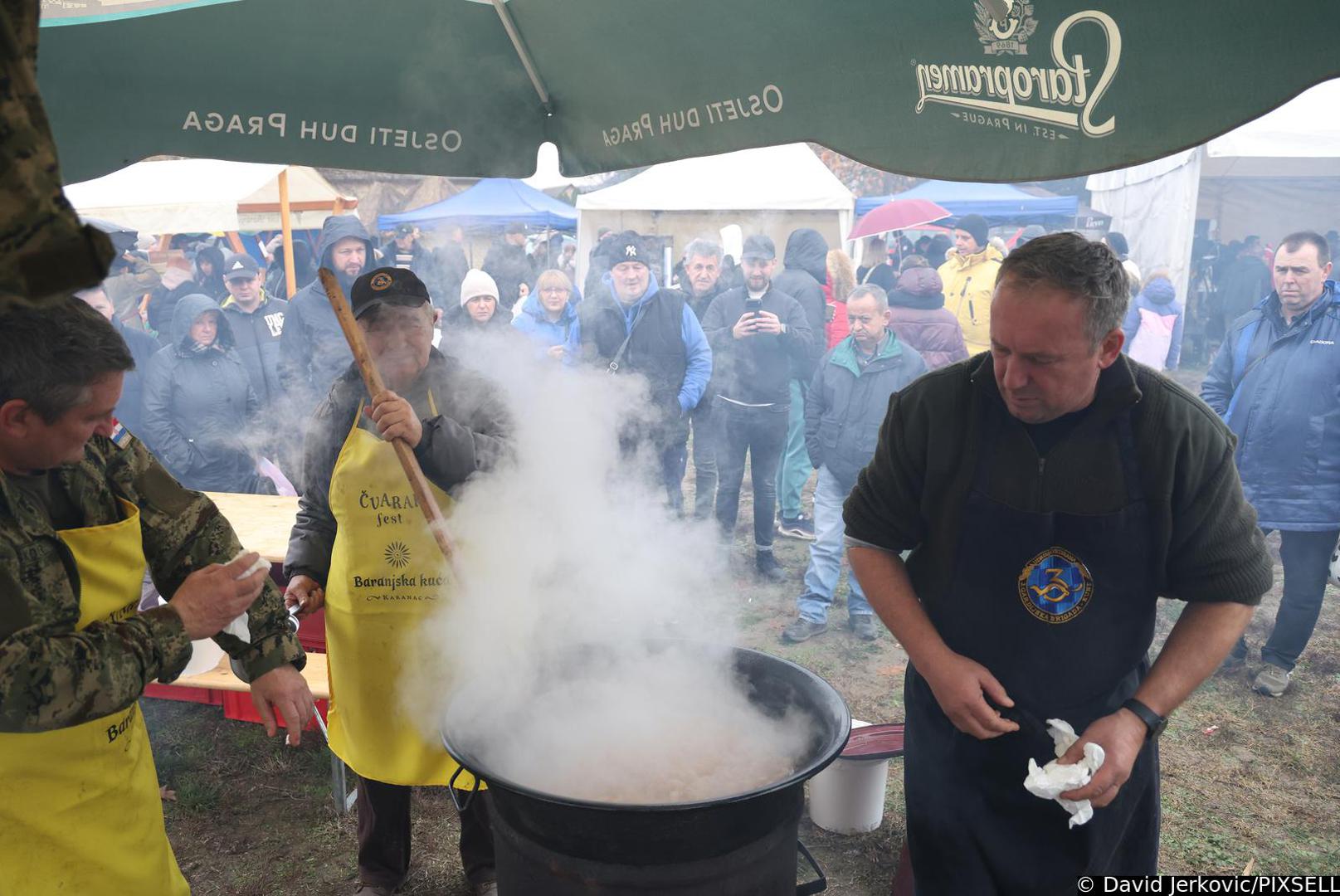 Sudionici su pokazali svoje umijeće i vještinu, a posjetitelji su sa zanimanjem pratili proces nastanka omiljene slavonsko-baranjske delicije.