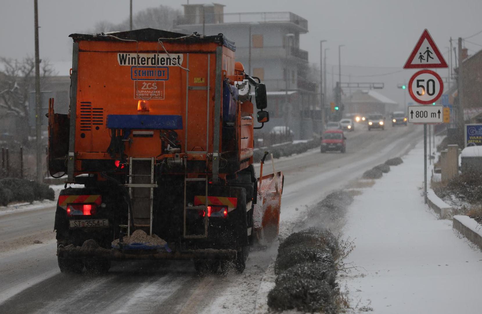 09.01.2025.,Dicmo-Snjezni uvjeti na prometnicama u zaledju Splita. Zimske sluzbe od ranog jutra brinu se za prohodnost cesta. Photo: Ivo Cagalj/PIXSELL