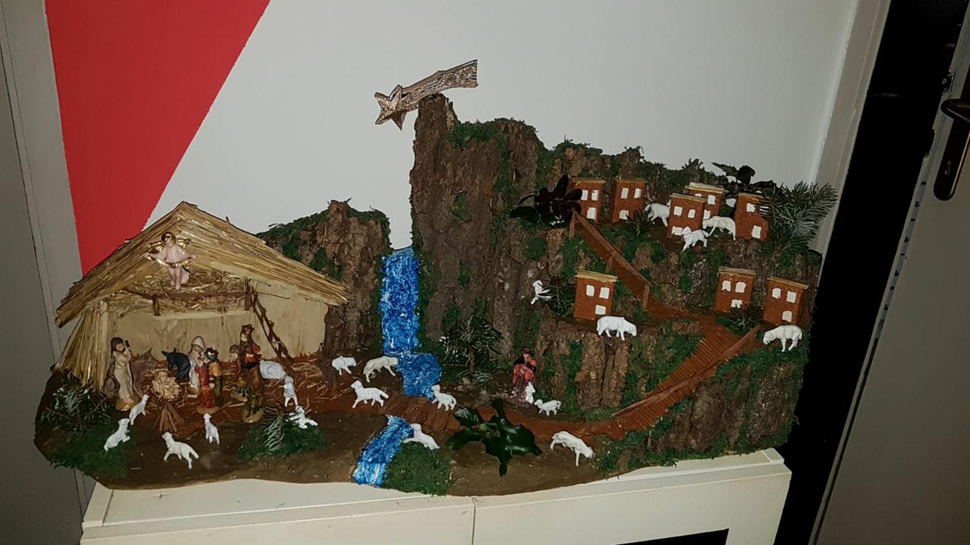 Mladen Habulinec – koristio je koru drveta, mahovinu, pijesak, a kućice su
rađene od kutijica od lijekova. Tu je i umjetni štap koji teče pokraj
štalice...