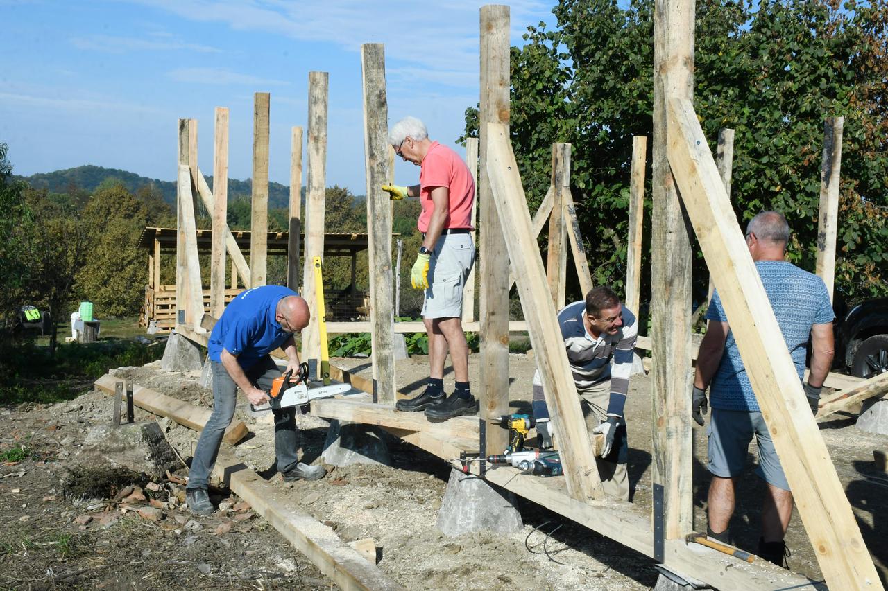 Nizozemski humanitarci već desetak dana pomažu ljudima na Baniji