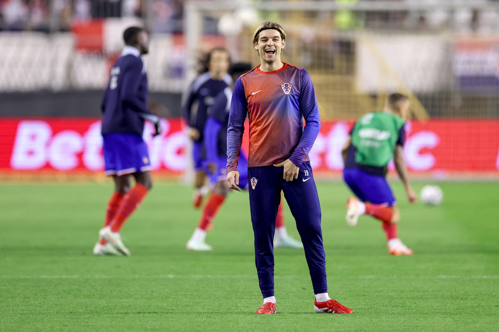 Borna Sosa je u emisiji Roberta Knjaza otkrio kako bi, da nije nogometaš, bio fizičar jer mu je to bio najdraži predmet u školi. Upisao je i fakultet, nakratko je studirao komunikacijski menadžment na Edward Bernays Visokoj školi za komunikacijski menadžment. Zanimljivo, potvrdio je i da je testove iz matematike u srednjoj pisao lijevom rukom, a sve ostale predmete desnom.