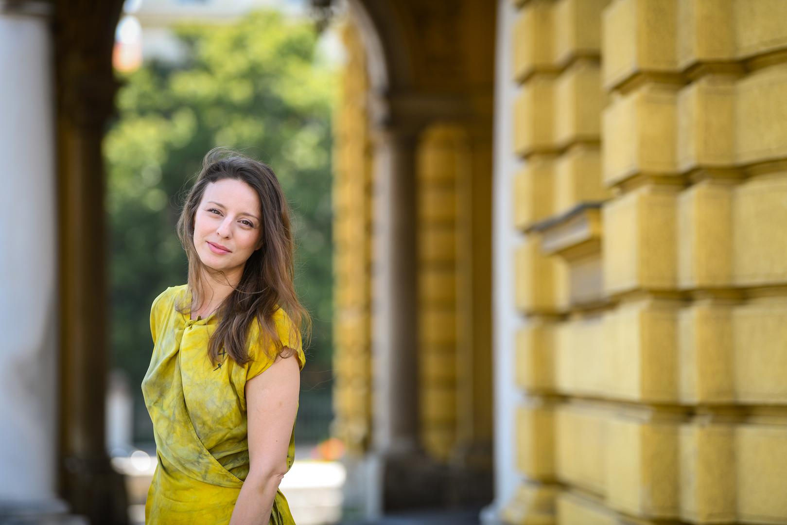  Svoja prva kazališna iskustva stjecala je u dramskom studiju INK Pula, dok je na filmskom platnu debitirala u ostvarenju ''Fine mrtve djevojke''. 