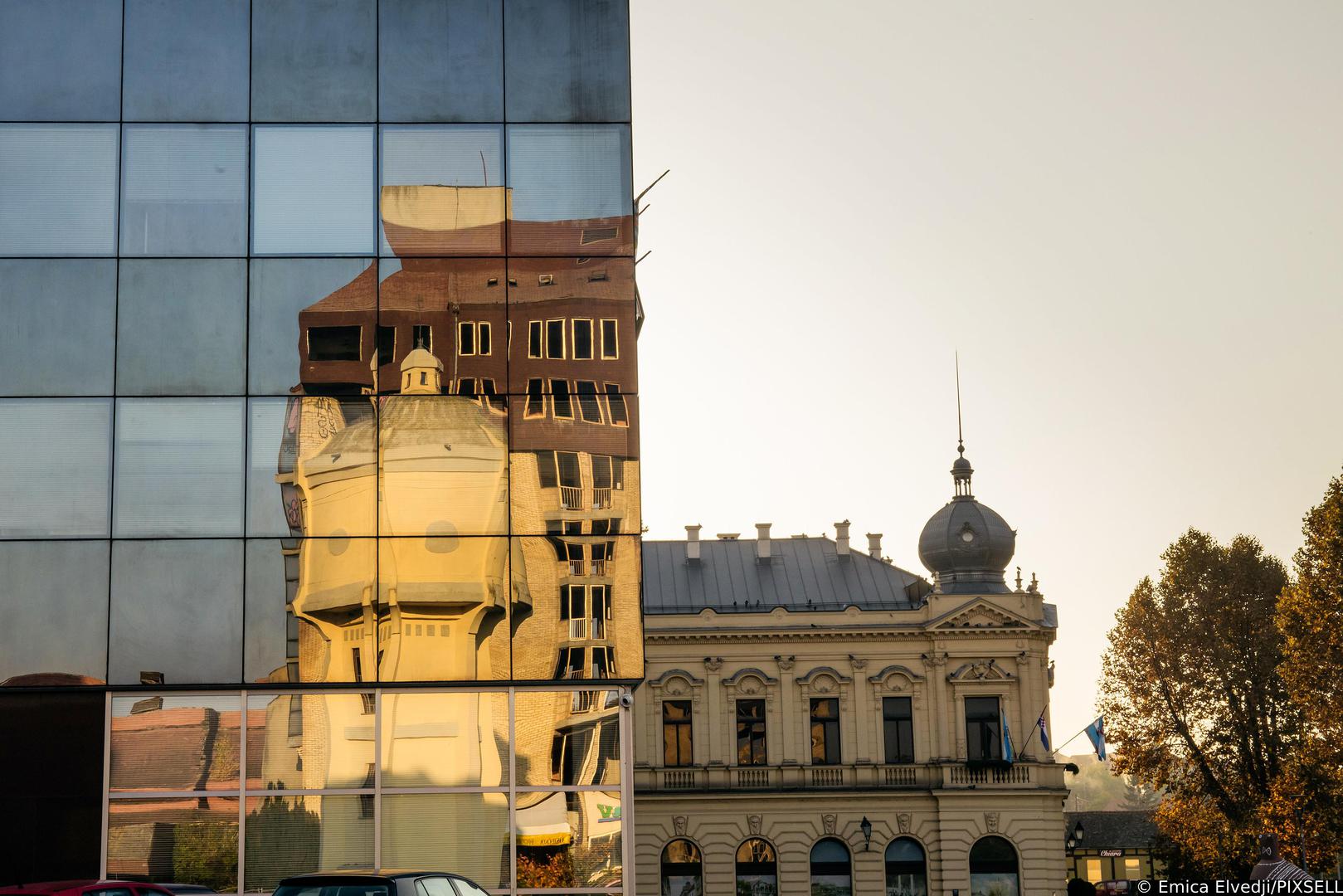 27.10.2021., Vukovar - Vukovar-mjesto posebnog domovinskog pijeteta. Blizi se 30. godisnjica okupacije Vukovara i suzivot se polako vraca u ovaj grad iako su ratne rane jos uvijek prisutne. U samom centru grada vidljivi su kontrasti obnovljenih i neobnovljenih zgrada.