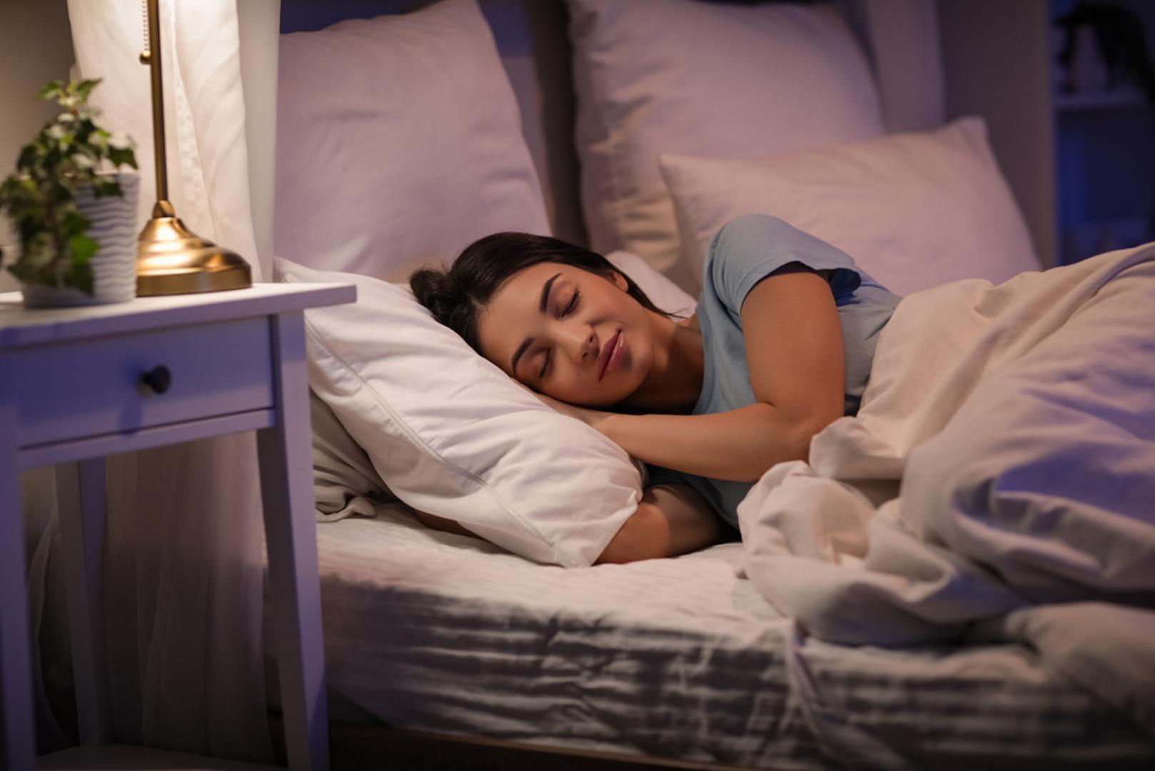 Snovi i noćna aktivnost mozga: Snovi znaju biti bizarni i nelogični, no imaju ulogu 'treninga' za prijetnje. Prema teoriji simulacije prijetnje, u snovima vježbamo bijeg, sukobe i stresne scenarije u sigurnom okruženju, kao mentalne probe. Tijekom REM faze mozak obrađuje emocije, učvršćuje sjećanja i priprema se za izazove idućeg dana.