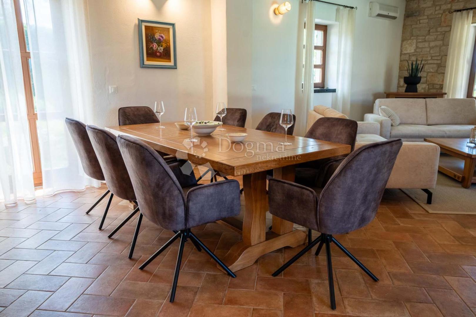 Vila Amaranthus spaja mirnoću i udobnost, a ujedno je u blizini svih sadržaja koje nudi Poreč. Zahvaljujući velikim prostorima i vrhunskoj opremi, idealan je izbor za obiteljski život ili kao ulaganje u turistički najam. Cijena iznosi 748.250 eura.