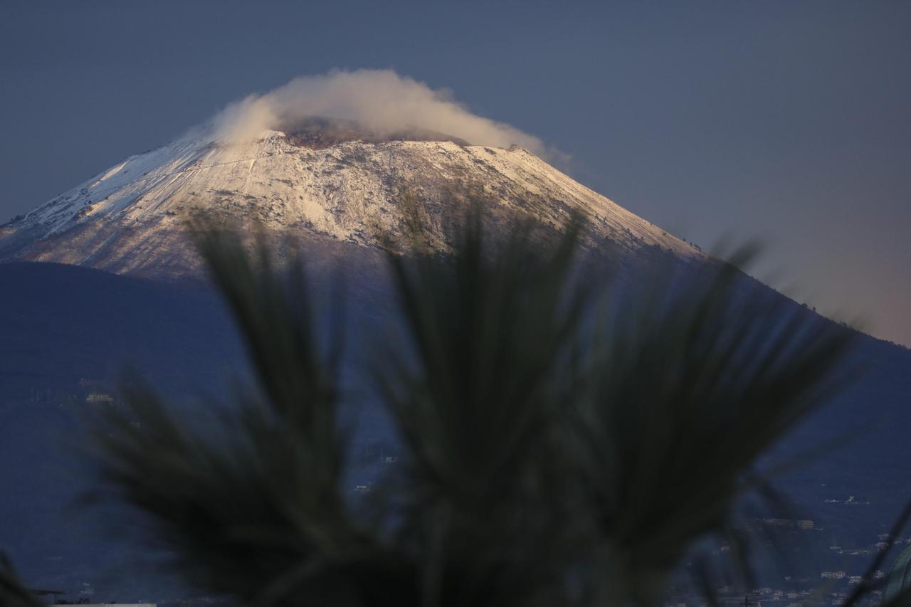 Snijeg okružio vulkan Vezuv