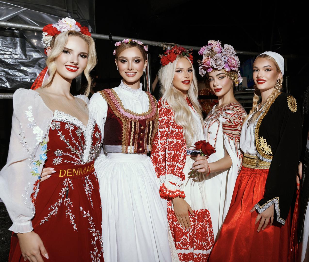 Put prema završnici vodio je kroz Top 40, Top 20, Top 12 i Top 6. Svaka je faza donosila novu priliku djevojkama da pokažu osobnost, talent, društveni angažman i ono što njihovu priču čini posebnom.  U Top 20 našle su se Malezija, Zimbabve, Zambija, Filipini, Francuska, Peru, SAD, Argentina, Dominikanska Republika, Brazil, Cookovi Otoci, Kina, Vijetnam, Senegal, Kenija, Južna Afrika, Španjolska, Belgija, Gibraltar i Ukrajina.