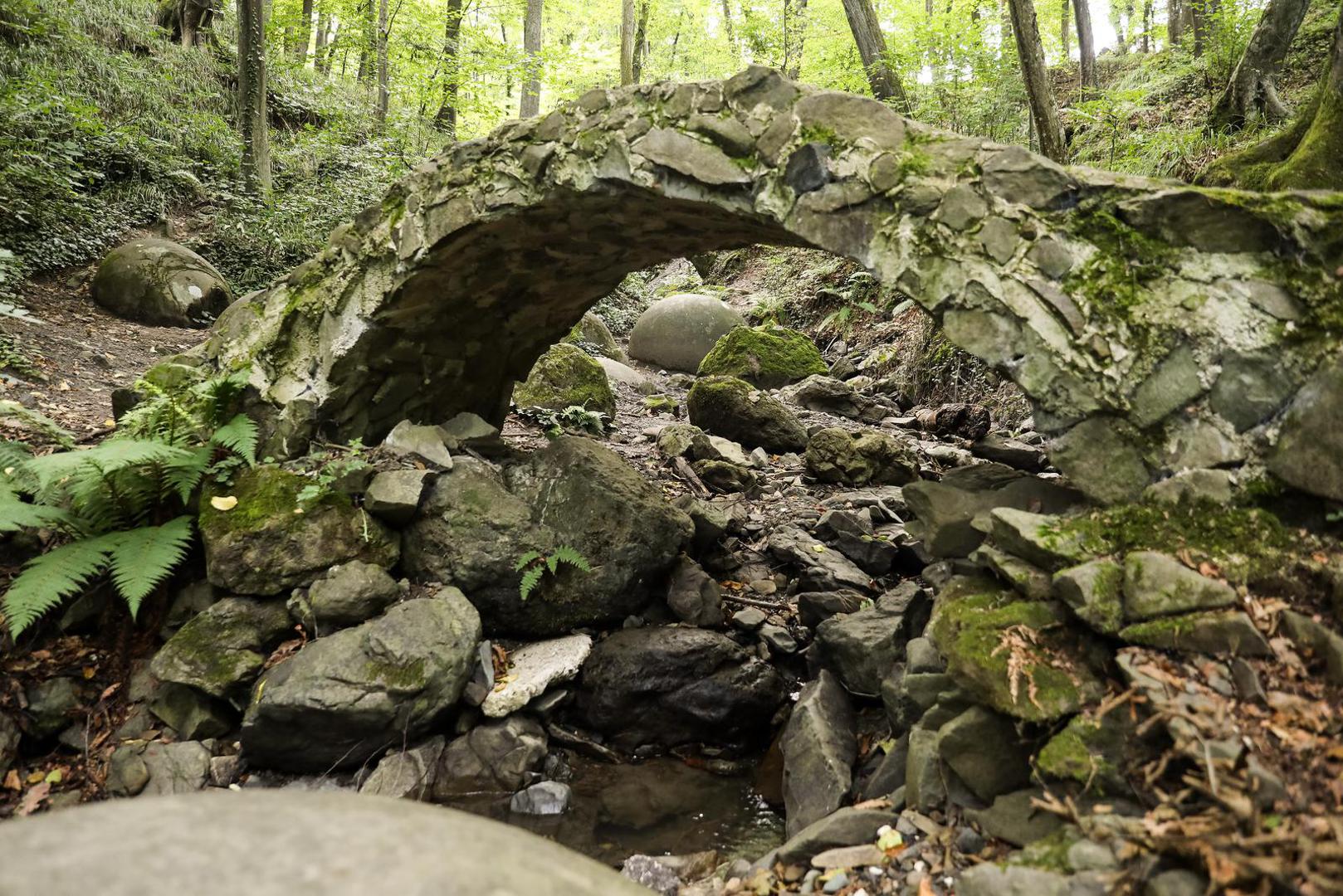 09.08.2023., Zavidovici, Bosna i Hercegovina moze se pohvaliti necim sto se moze pronaci na jos vrlo malo lokacija u svijetu, kamenim kuglama u Zavidovicima. Ovo najvece nalaziste kamenih kugli u Europi, i najmisterioznije mjesto u citavoj zemlji, s obzirom na to da niko sa sigurnoscu ne moze reci kako su ove kugle savrseno preciznog oblika, koje izgledaju kao da ih je neko nacrtao, dospjele na ovo mjesto. Do danas ih je pronadjeno oko 60, od kojih je 11 sacuvano u odlicnom stanju i sve su poredane uz potok u sumi i nalaze se blizu jedna druge. Vjeruje se kako su kamene kugle veliki izvor pozitivne energije a vec slicne postoje u Meksiku, Kostarici i nekim drugim zemljama Juzne Amerike. Photo: Emica Elvedji/PIXSELL