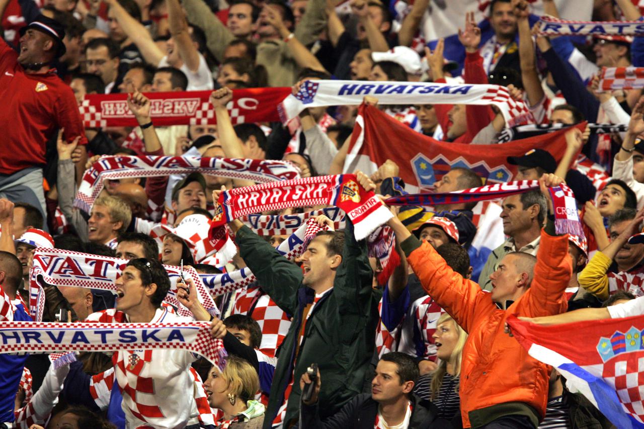 ARHIVA - 2006. Zagreb: Vatreni i "maksimirska krtica" srušili su Englesku 