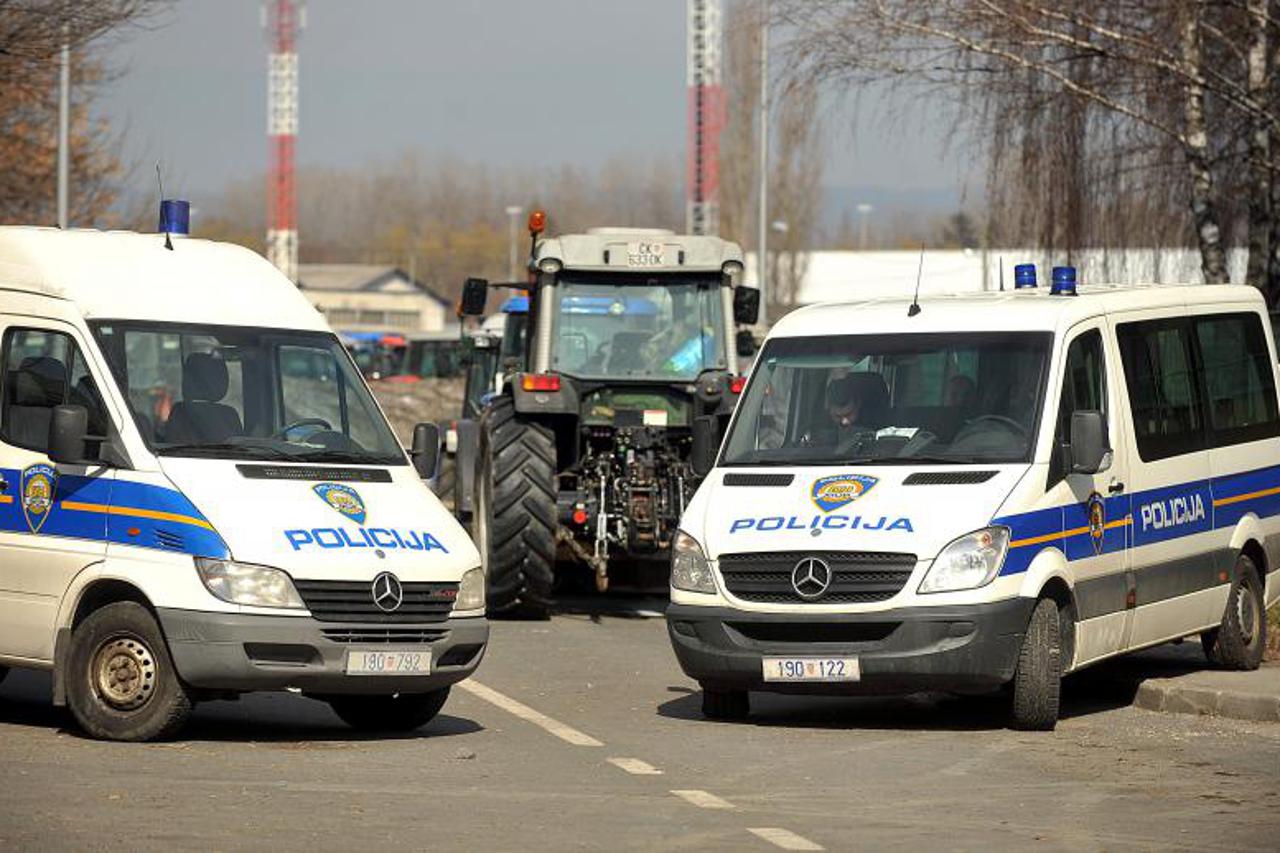 prosvjed,mljekari,ograda,policija (1)