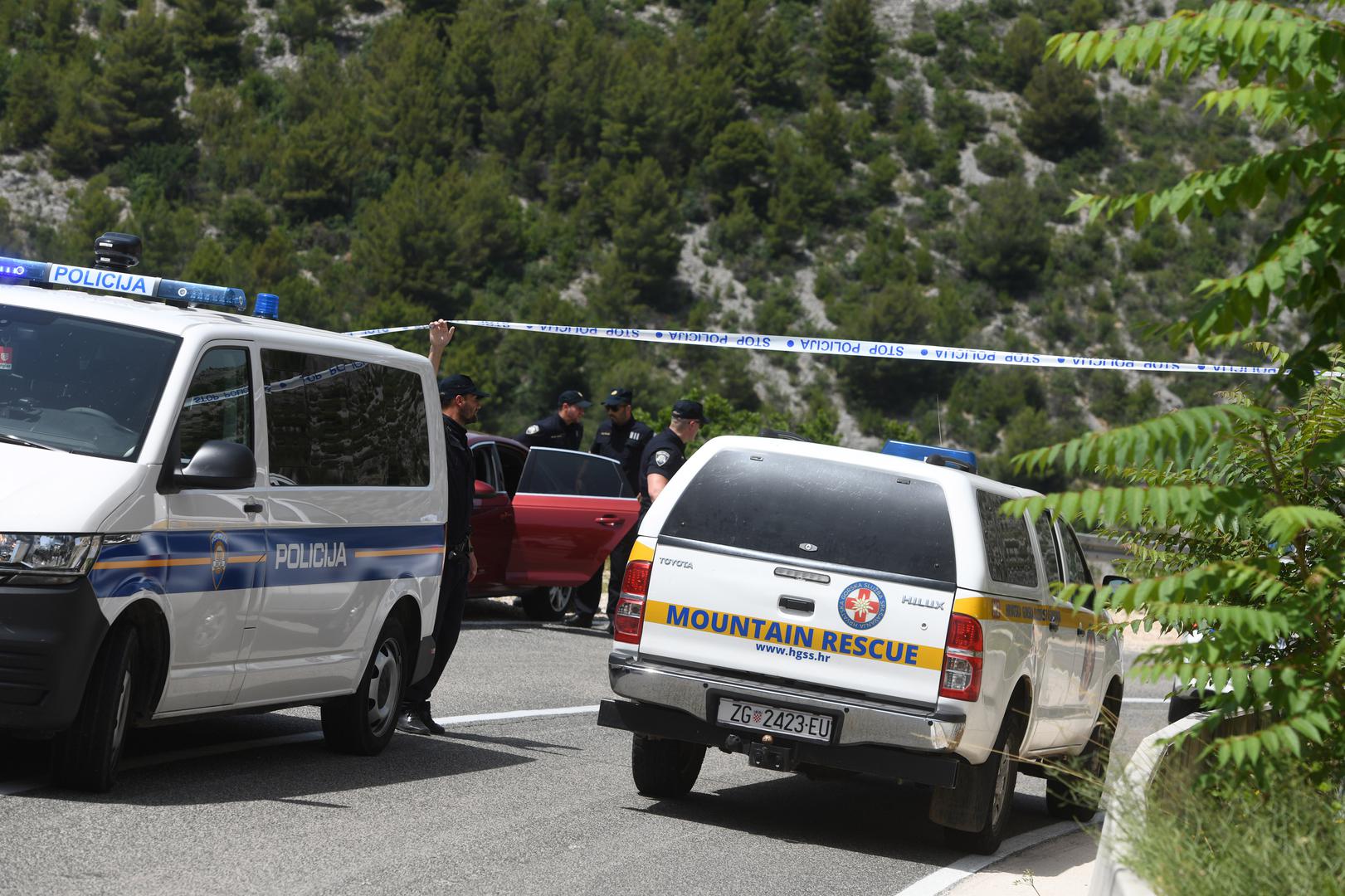 21.06.2023., Pakovo Selo - U kanjonu rijeke Cikole na podrucju Pakova Sela u Sibensko-kninskoj zupaniji srusio se helikopter madjarskih oruzanih snaga koji se u Hrvatskoj nalazi na obuci. Policija je blokirala cestu prema mjestu pada helikoptera. Photo: Hrvoje Jelavic/PIXSELL