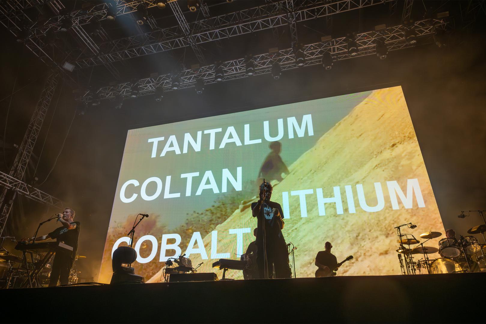 Masivne LED projekcije tijekom nastupa prikazivale su snažne političke poruke, upozorenja o klimatskim promjenama, ljudskim pravima i društvenim anomalijama, što je publiku potaknulo na razmišljanje i dijalog. 